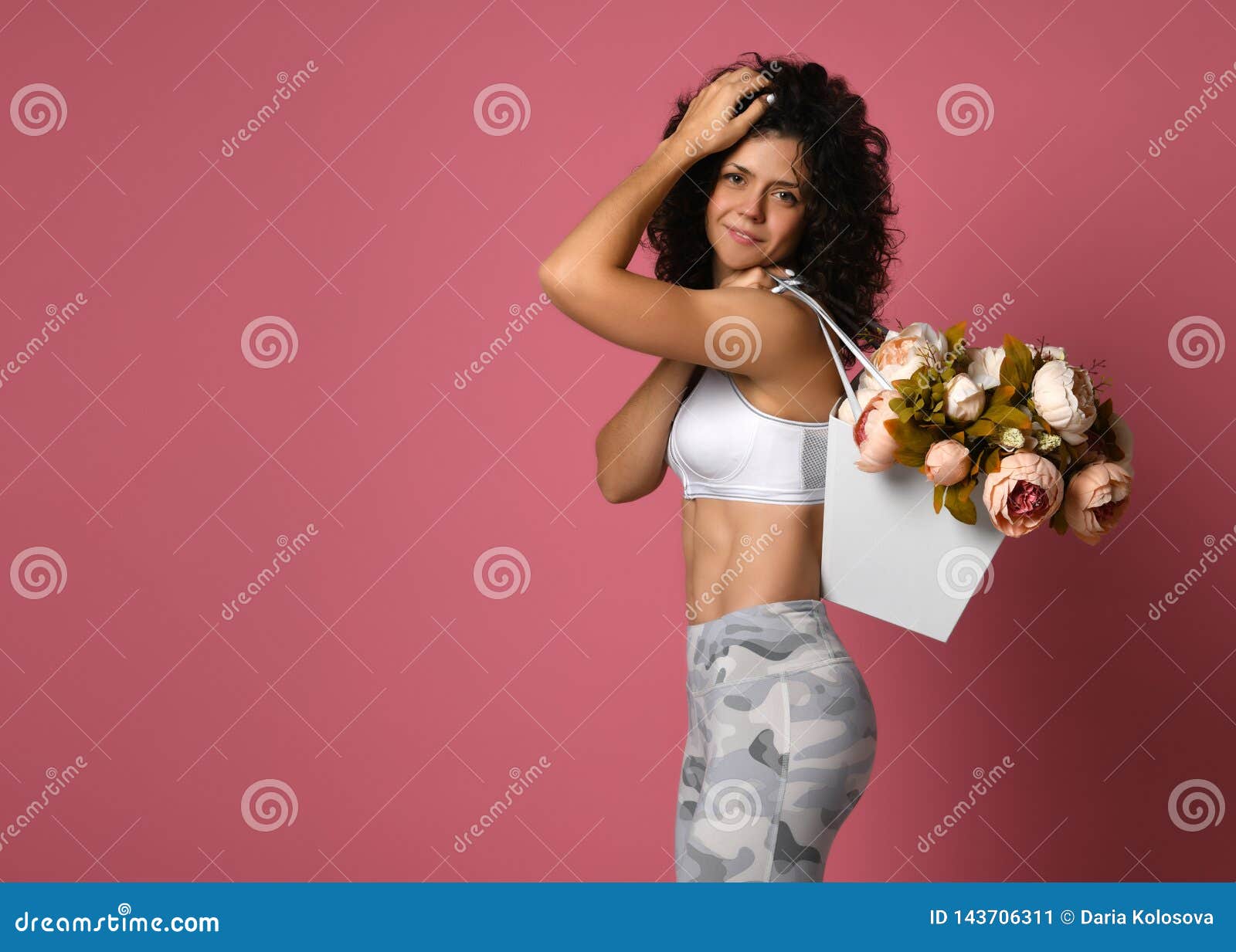 Íntimo esposas Comunista Mujer Deportiva Atractiva En Ropa De Deportes Con Los Tulipanes De Las  Flores En Un Fondo Rosado Imagen de archivo - Imagen de retrato, morena:  143706311