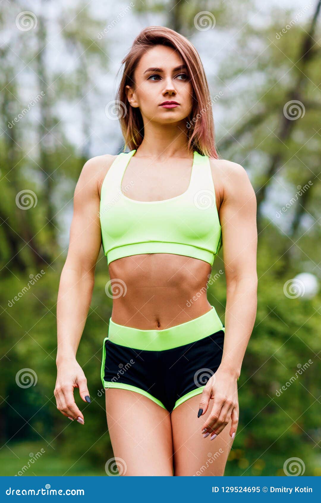 Mujer Deportiva Con El Cuerpo Atlético Perfecto Que Presenta En  Sportsground Imagen de archivo - Imagen de hembra, feliz: 129524695