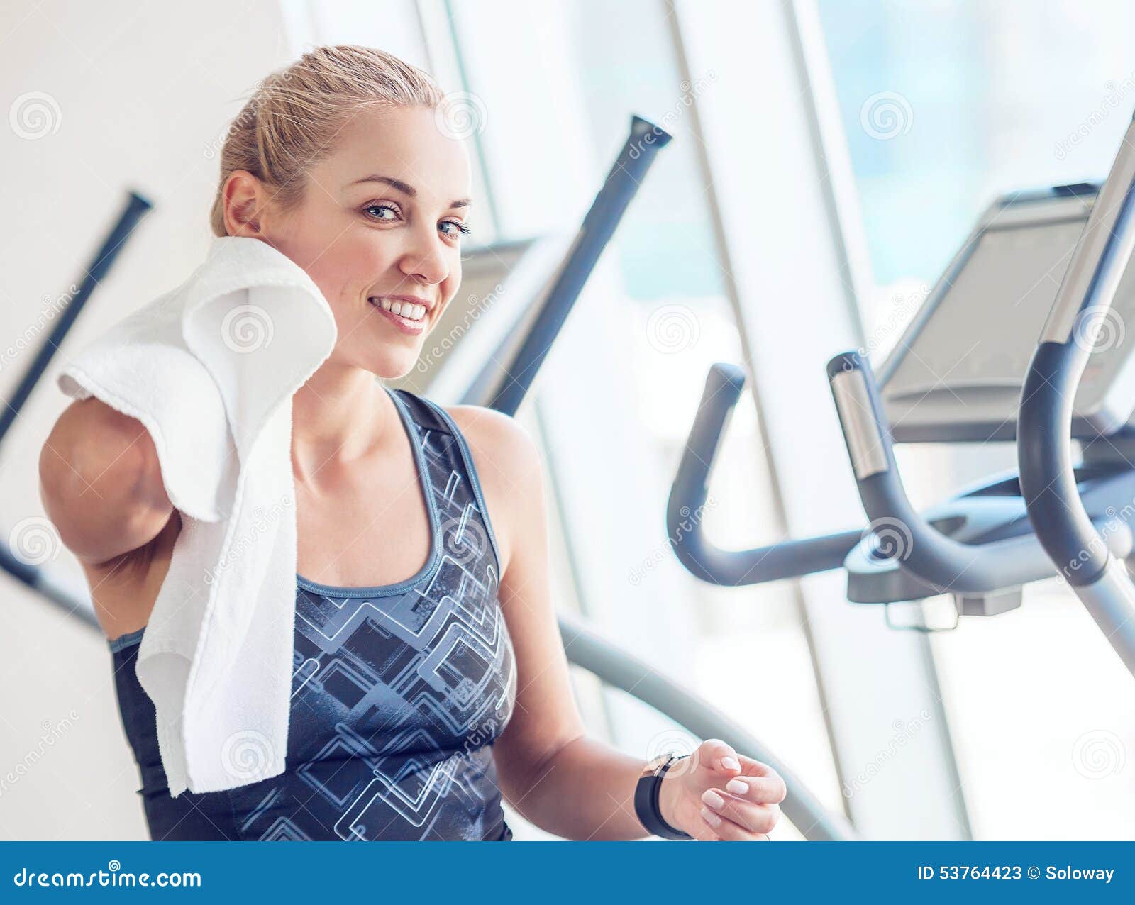 Mujer Deportiva Con La Toalla En Gimnasio Después De Entrenar Imagen de  archivo - Imagen de activo, muchacha: 53764423