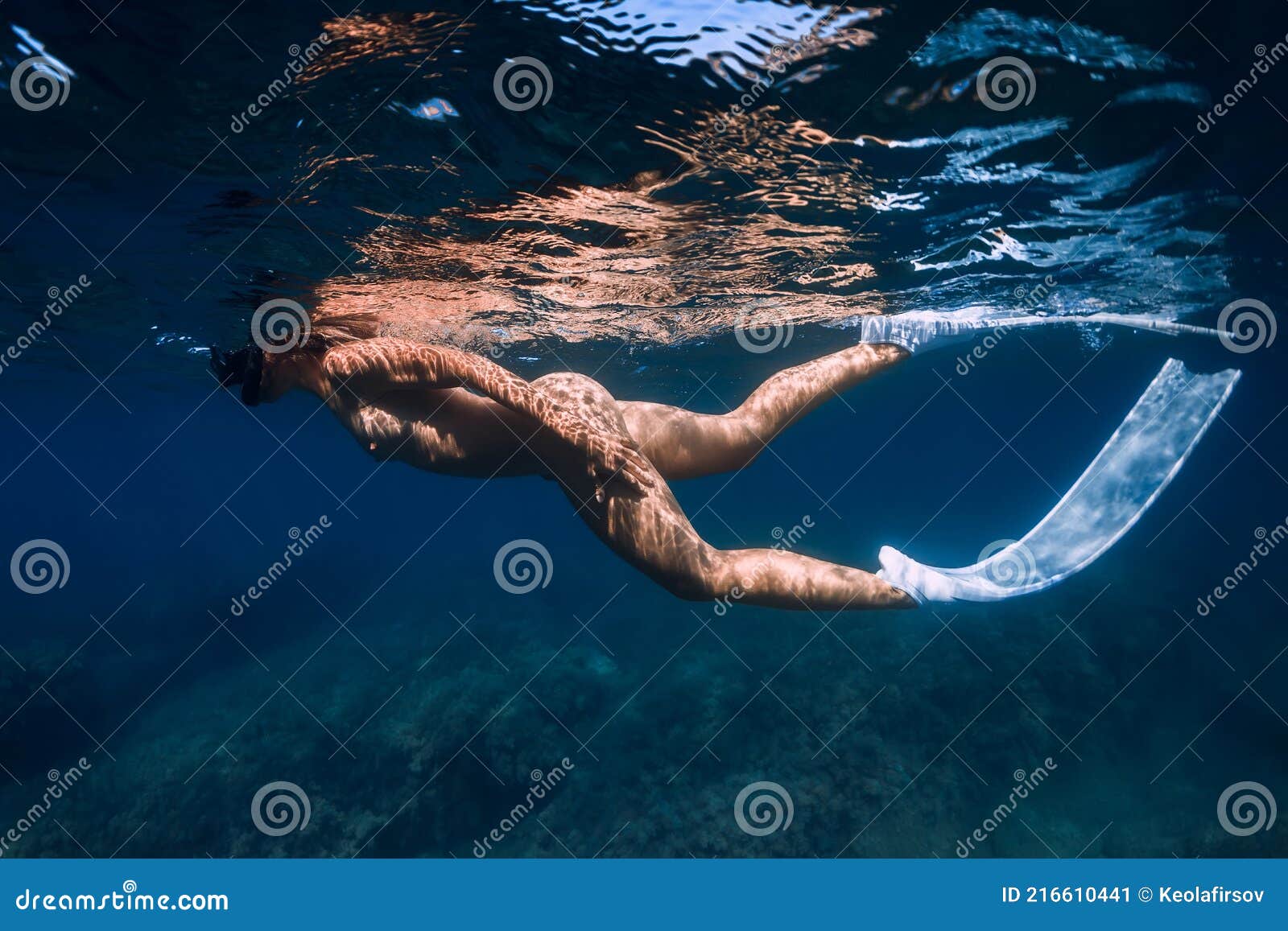 mujer desnuda buceando, Cala Marmols, Ses Salines,mallorca, islas baleares,  spain, europa Stock Photo 