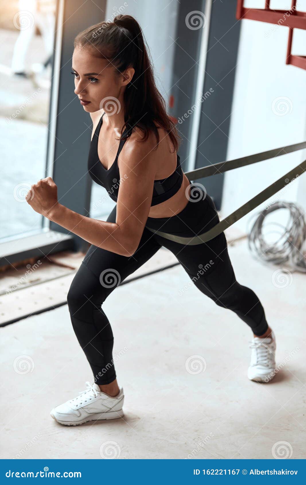 Mujer Deportiva En Entrenamiento De Ropa Deportiva En Gimnasio Imagen de  archivo - Imagen de centro, lifestyle: 162221167