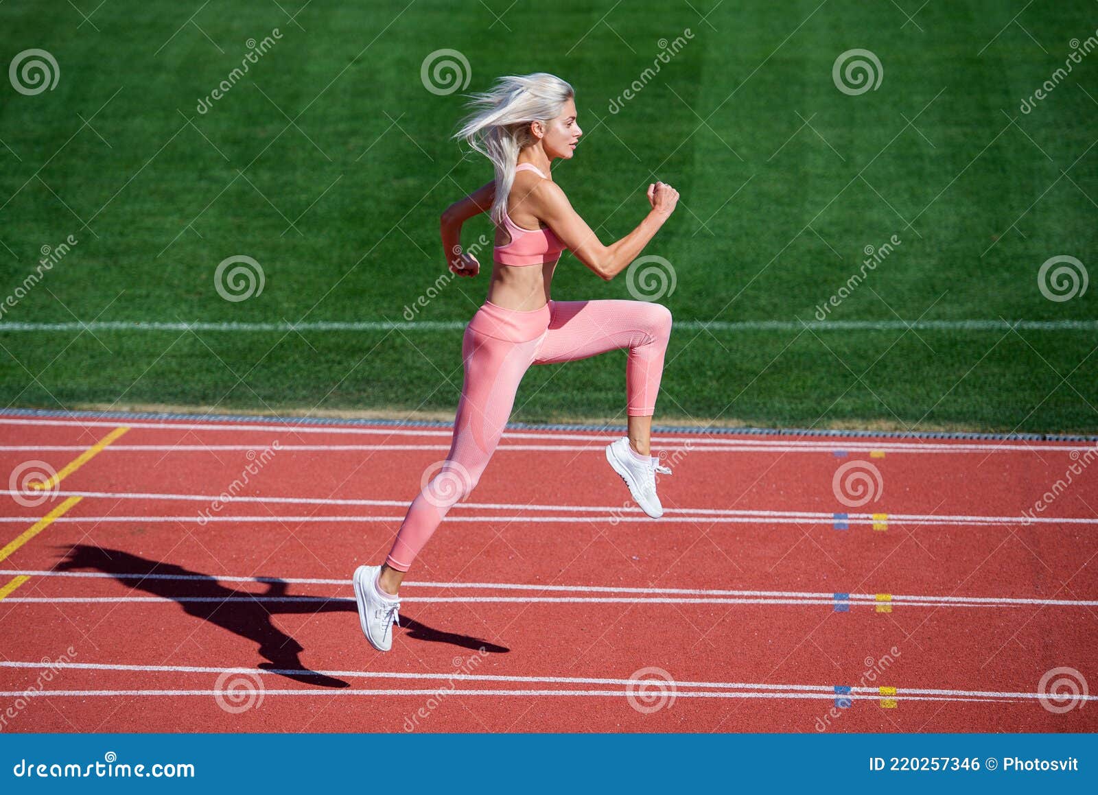 Mujer Deportiva En Ropa Deportiva Sprinting En Estadio Pista Antes De  Entrenar Energía Fitness Foto de archivo - Imagen de exterior, mudanza:  220257346