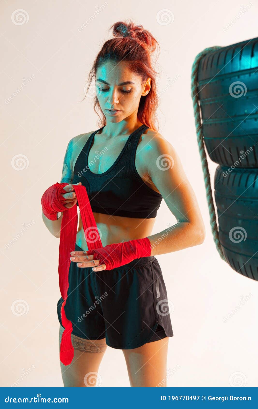 Mujer Deportiva Poniéndose Vendas De Boxeo En Estudio Con Luz De Neón  Afiche Deportivo Femenino Imagen de archivo - Imagen de tapa, mujer:  196778497