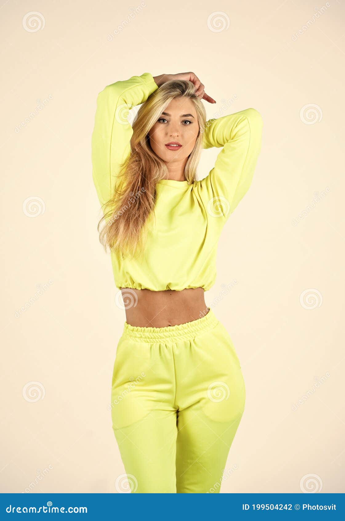 Mujer Deportiva Usa Ropa Deportiva Estilo Cómodo Para La Vida