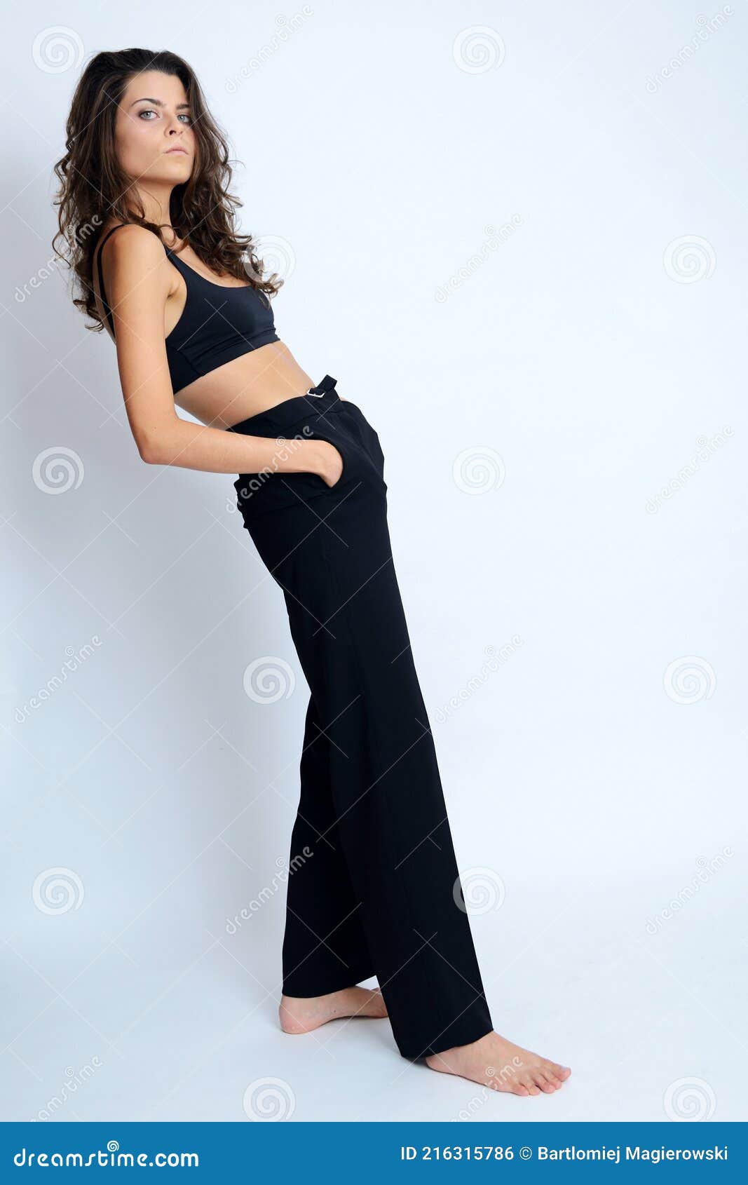 Mujer Descalza Con Pantalones Negros Foto de archivo - Imagen de retrato,  pies: 216315786