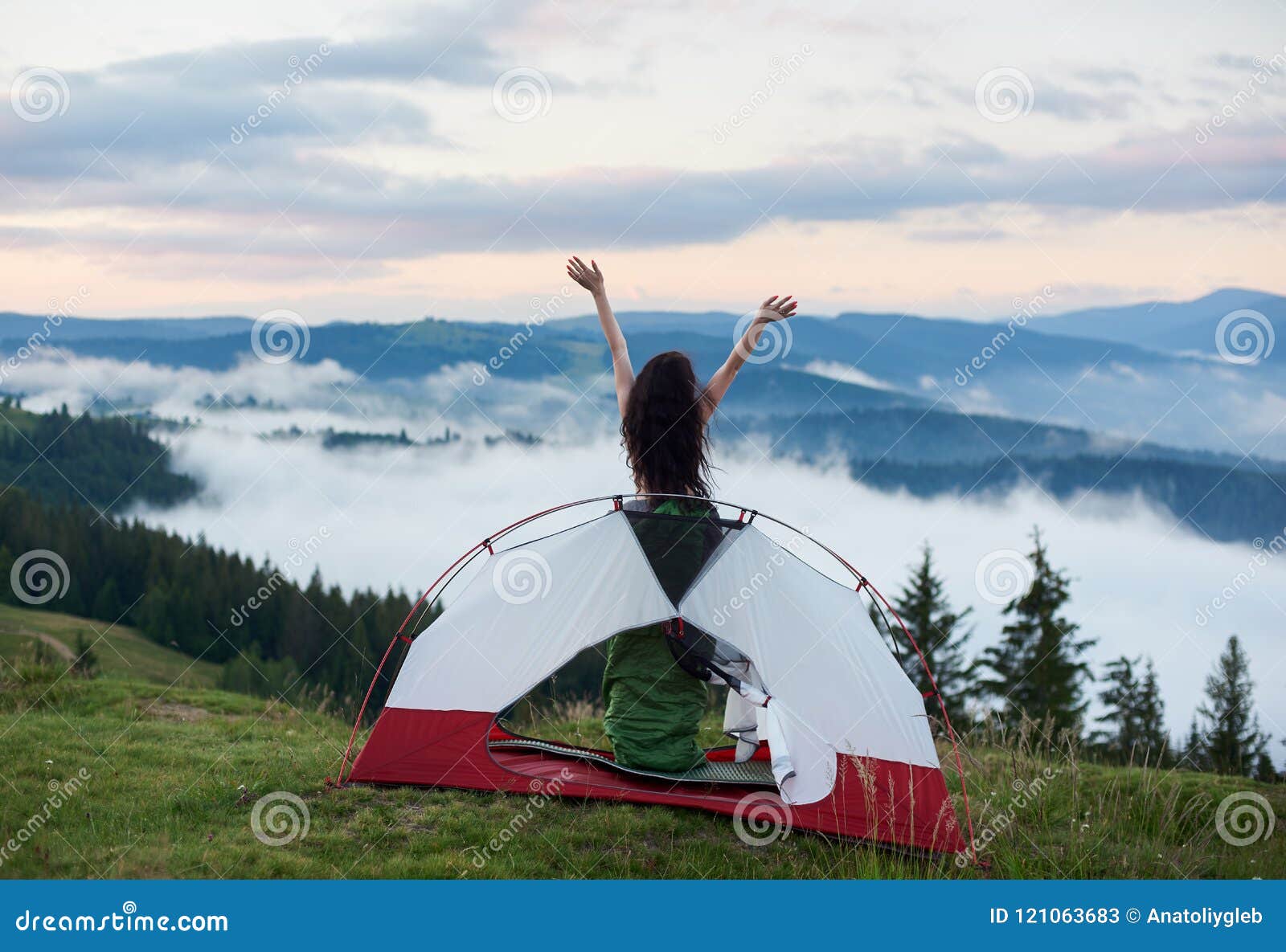 Mujer Desnuda Atractiva En Acampar Imagen de archivo - Imagen de hembra,  altitud: 121063683