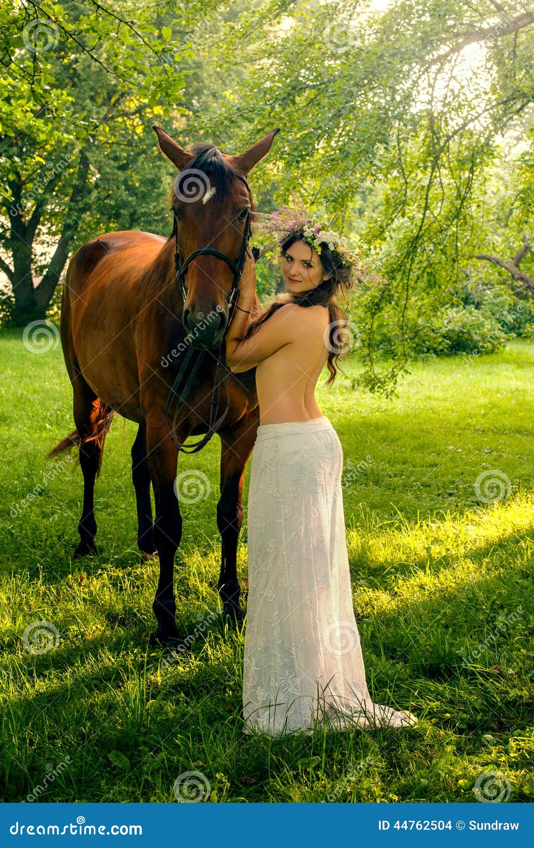 Mujer Desnuda Bonita Con El Caballo Foto de archivo - Imagen de alegre,  verde: 44762504