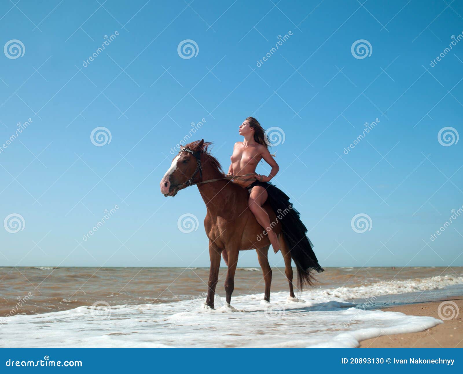 Mujer desnuda a caballo foto de archivo. Imagen de caballo - 20893130