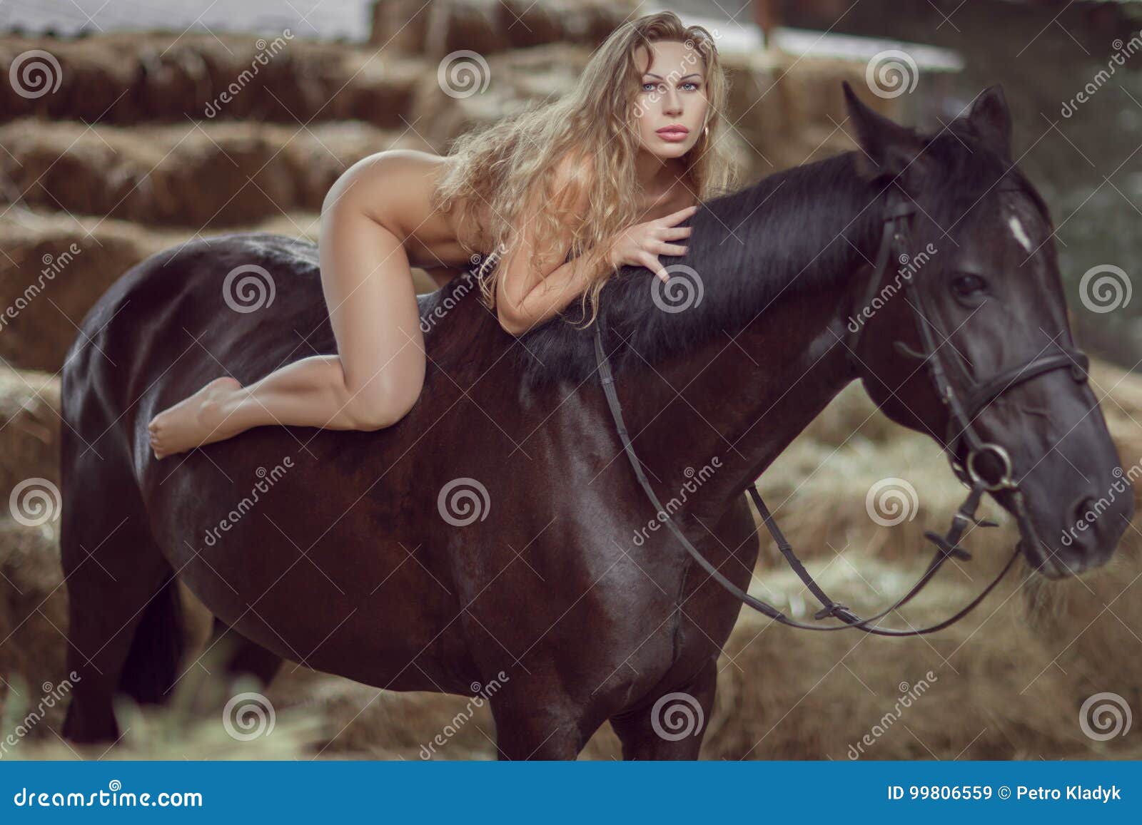 Mujer desnuda a caballo imagen de archivo. Imagen de paseo - 99806559