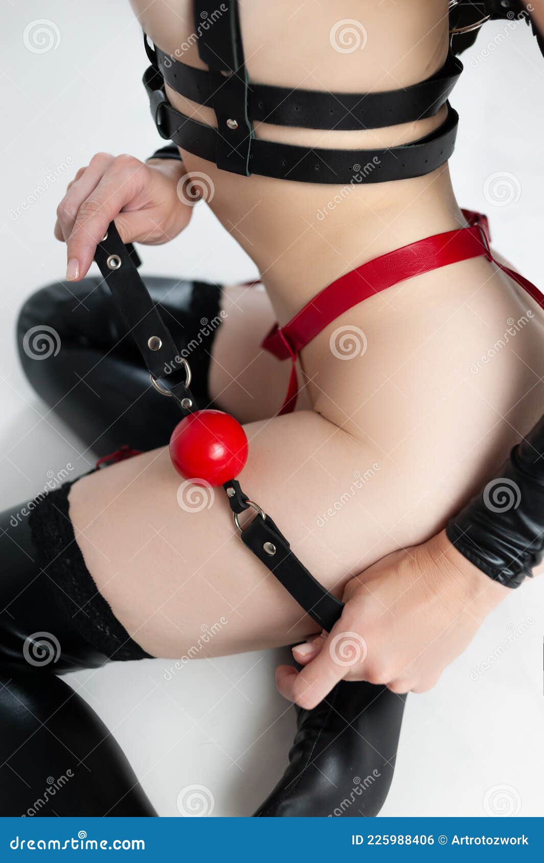 Mujer Desnuda Con Cinturones De Cuero Cinturón De Seguridad Para Juegos  Sexuales Con Una Mordaza En Las Manos Por Un Esclavo Foto de archivo -  Imagen de hermoso, azote: 225988406