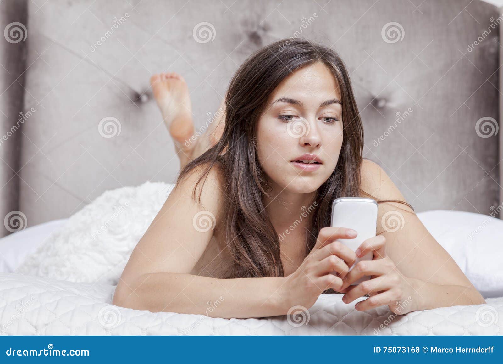 Mujer Desnuda Con El Teléfono Elegante Foto de archivo - Imagen de  financiero, carta: 75073168