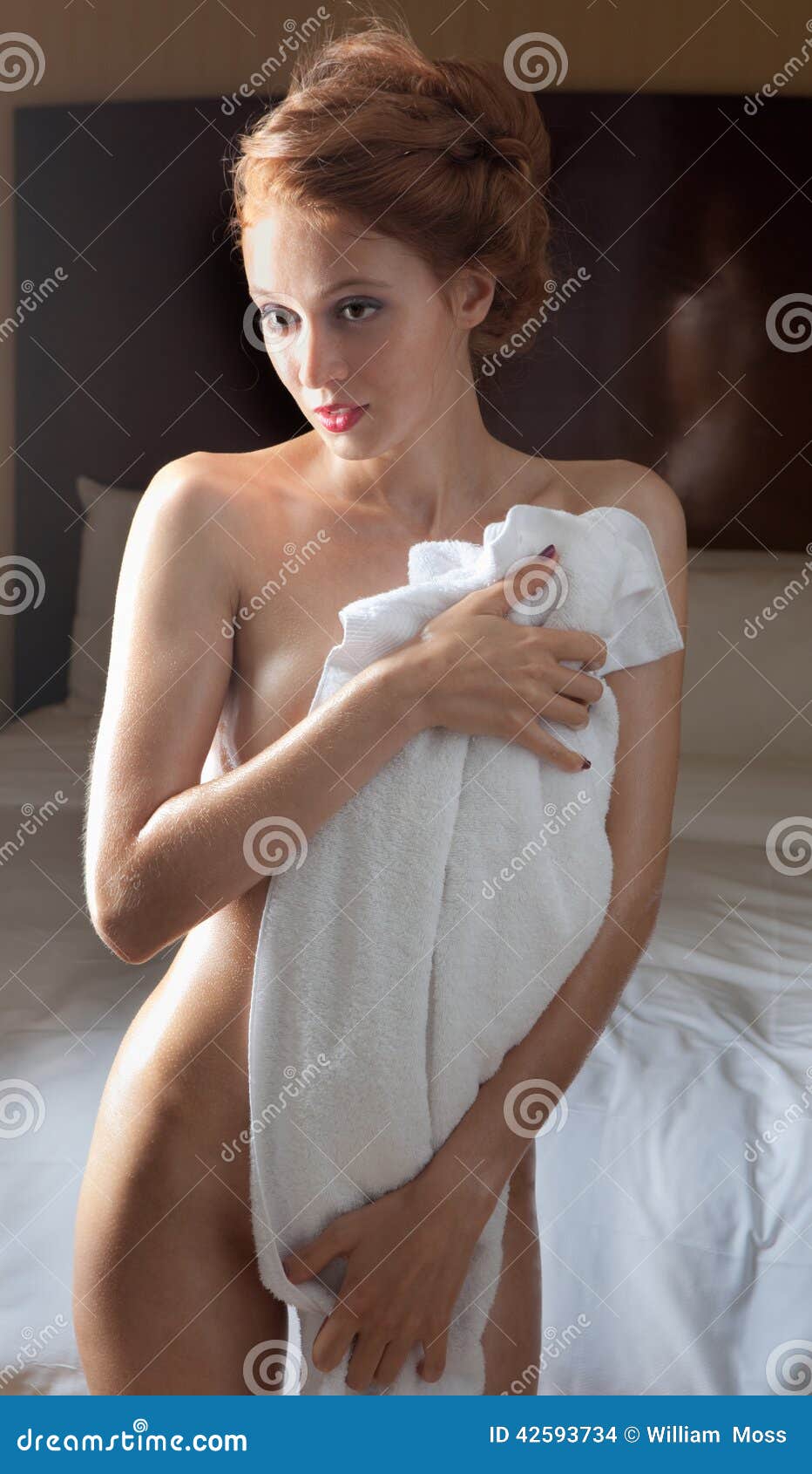 Mujer Desnuda Con La Toalla Foto de archivo - Imagen de belleza, ducha:  42593734