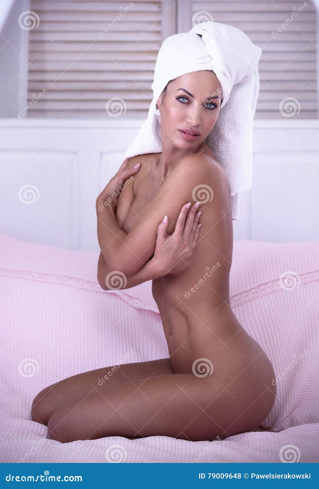Mujer Desnuda Con La Toalla En La Cabeza Foto de archivo - Imagen de  desnudo, comodidad: 79009648