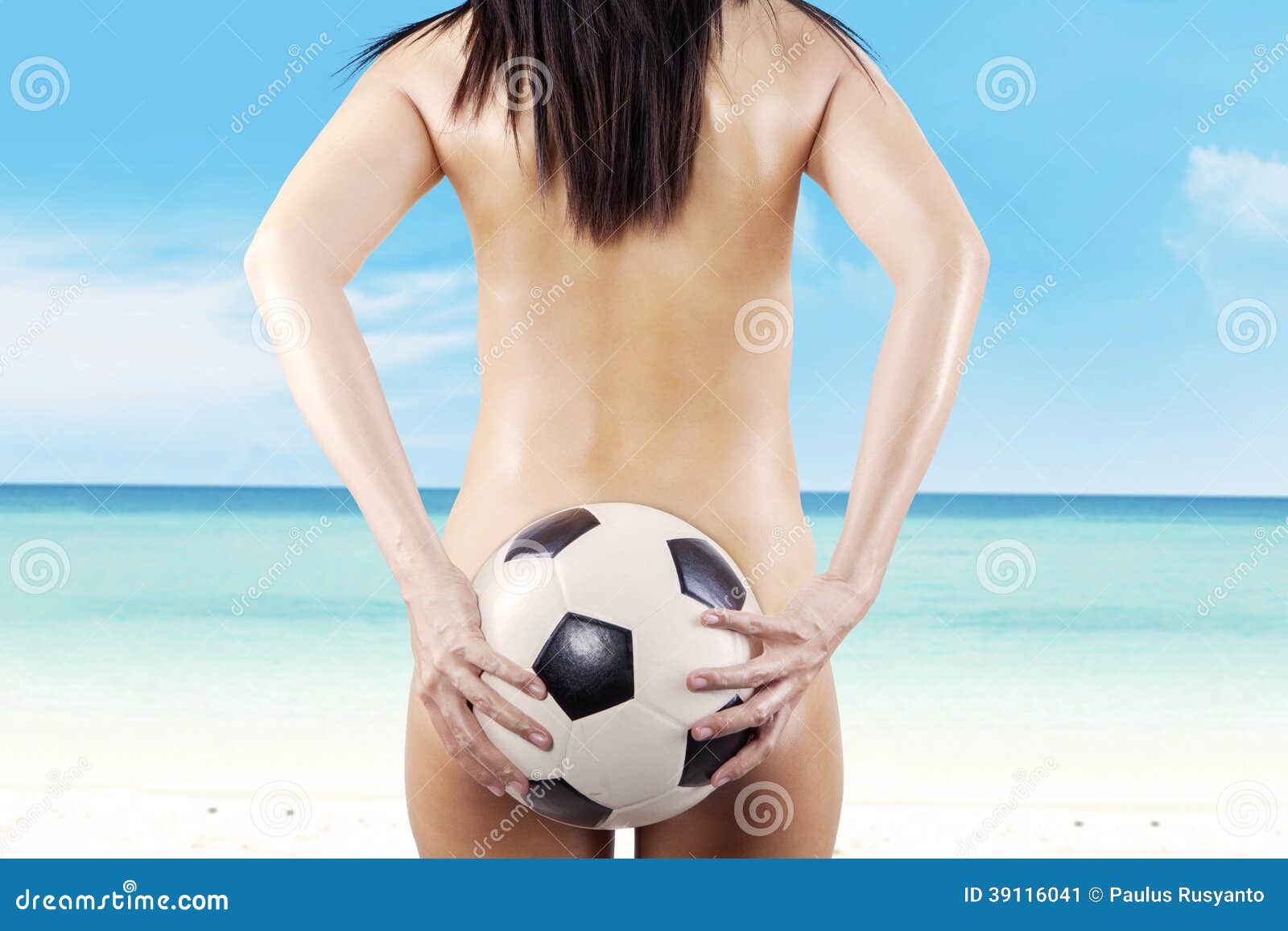 Mujer Desnuda Con Un Balón De Fútbol En La Playa Imagen de archivo - Imagen  de balompié, lifestyle: 39116041