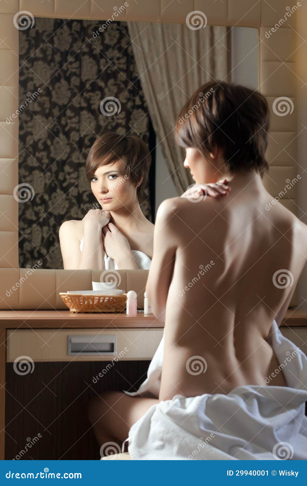 Mujer Desnuda Delgada Que Presenta Cerca Del Espejo Imagen de archivo -  Imagen de joven, morena: 29940001