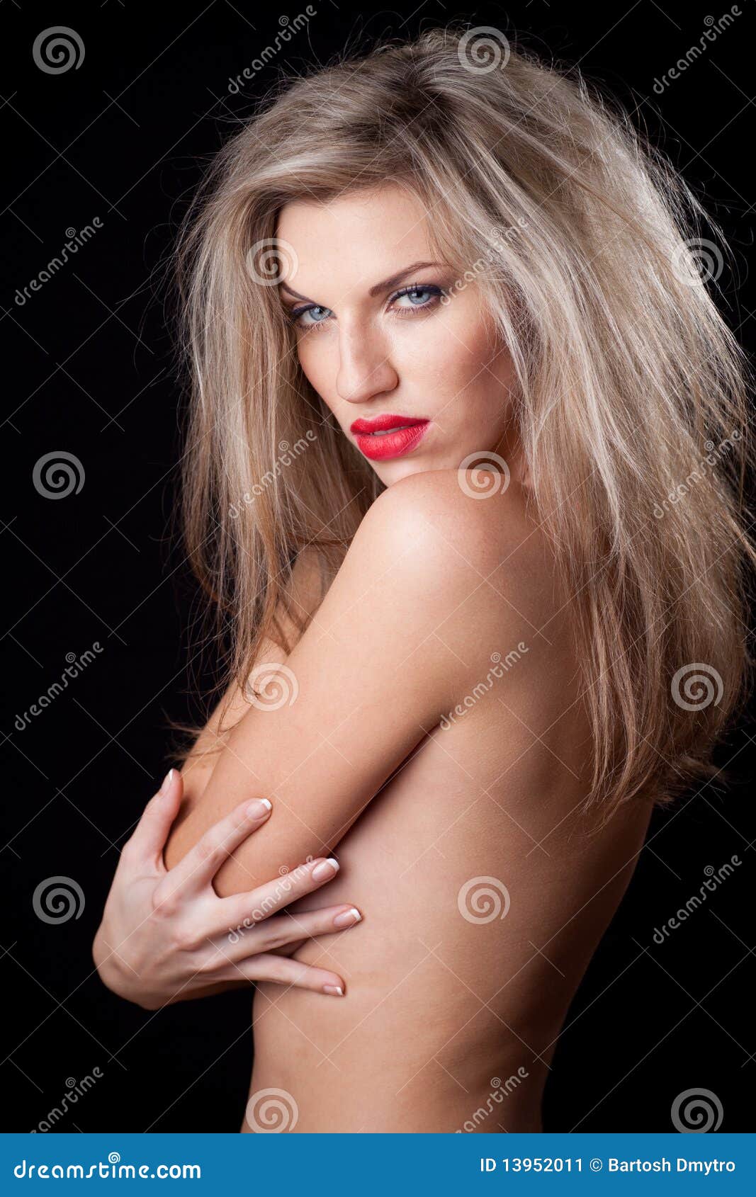 Mujer Desnuda En Un Fondo Negro Imagen de archivo - Imagen de manos,  manicura: 13952011