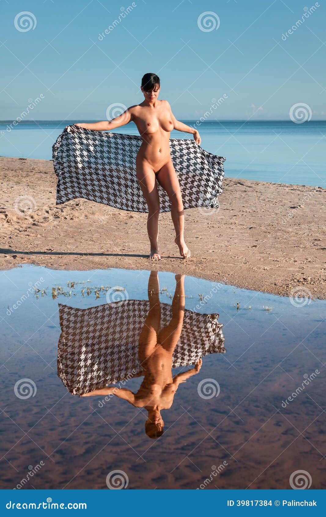Mujer desnuda en una playa foto de archivo. Imagen de arena - 39817384