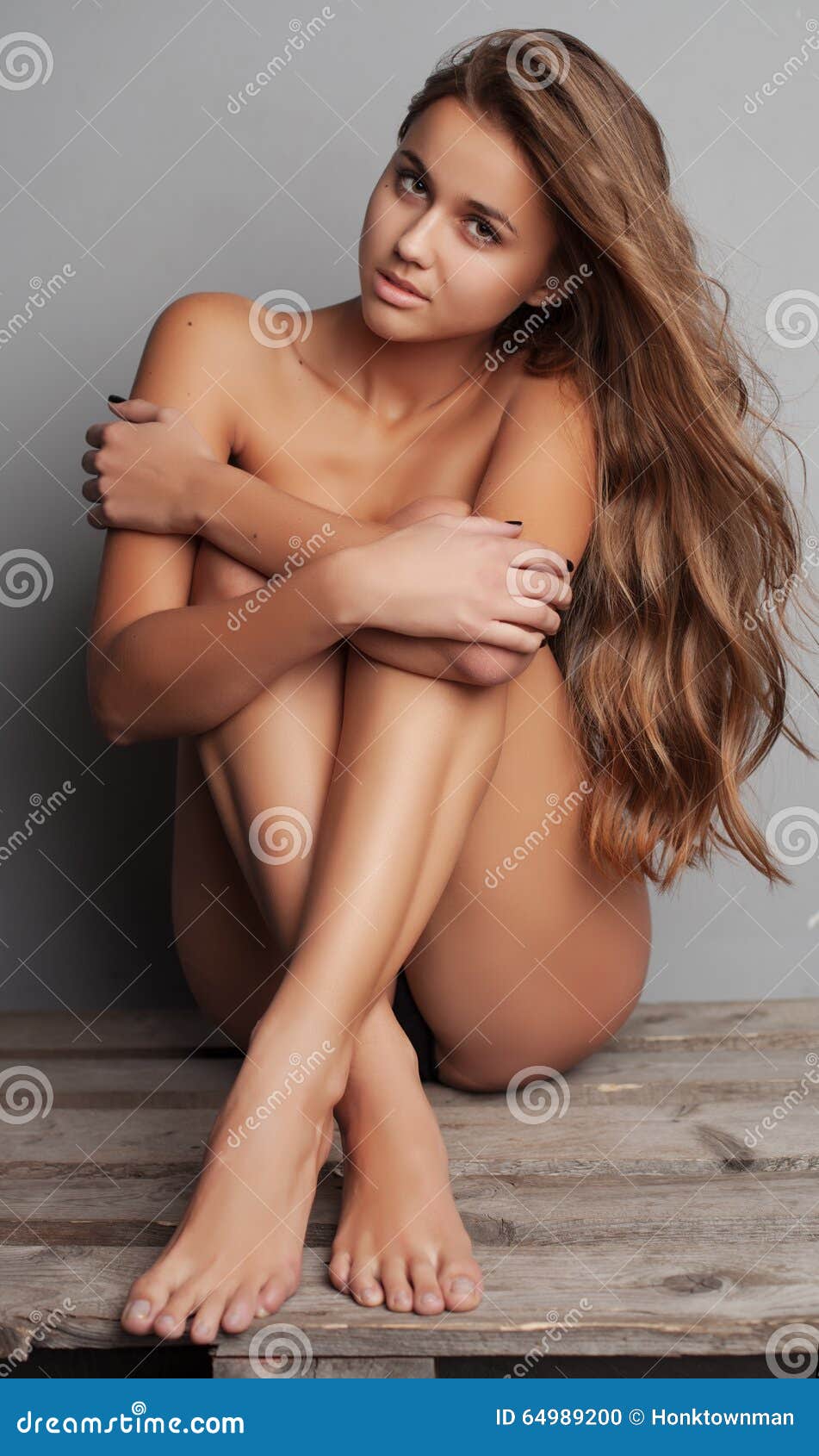Mujer Desnuda Hermosa Con La Piel Perfecta En Un Fondo Foto de archivo -  Imagen de hembra, travieso: 64989200