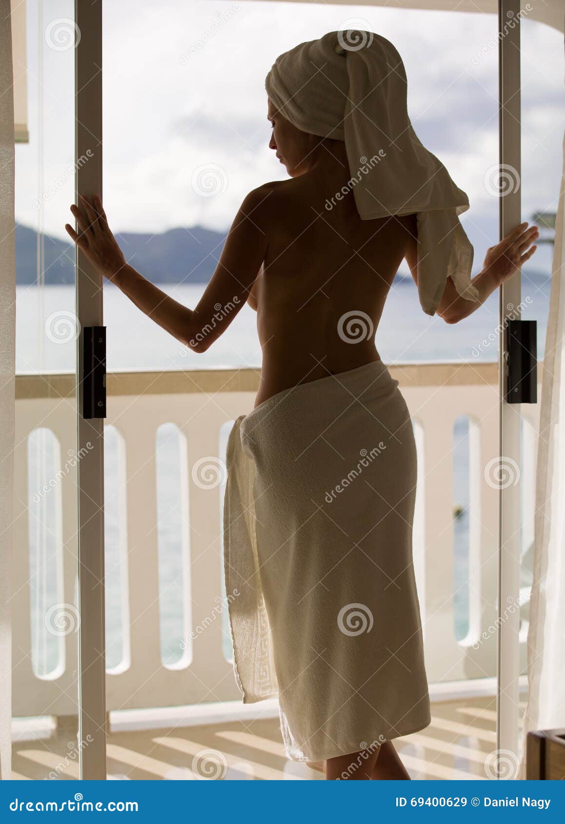 Mujer Desnuda Hermosa Y Atractiva En Balcón, En La Habitación Imagen de  archivo - Imagen de blanco, ventana: 69400629