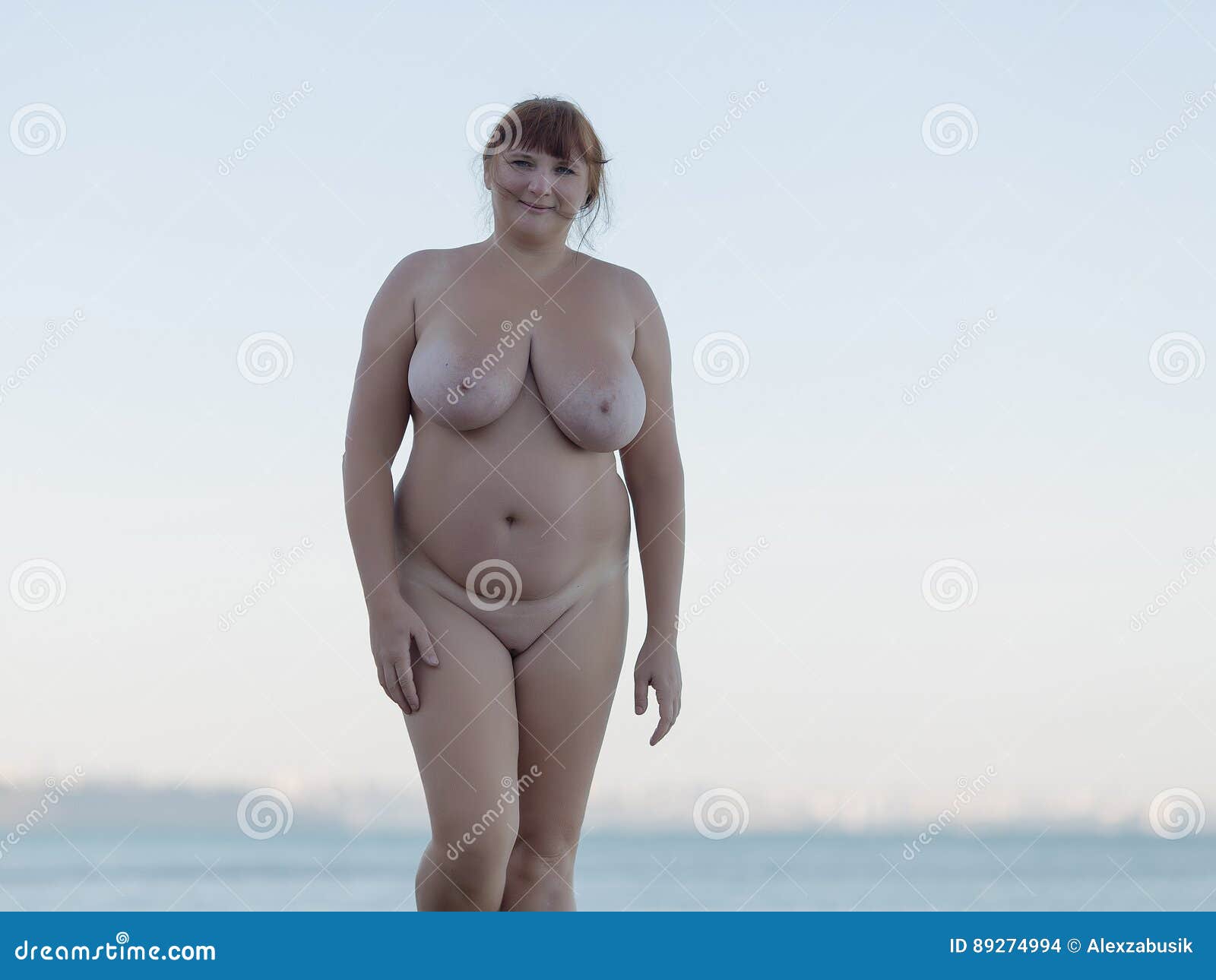 Mujer Desnuda Sola En La Playa Foto de archivo - Imagen de gente, hembra:  89274994