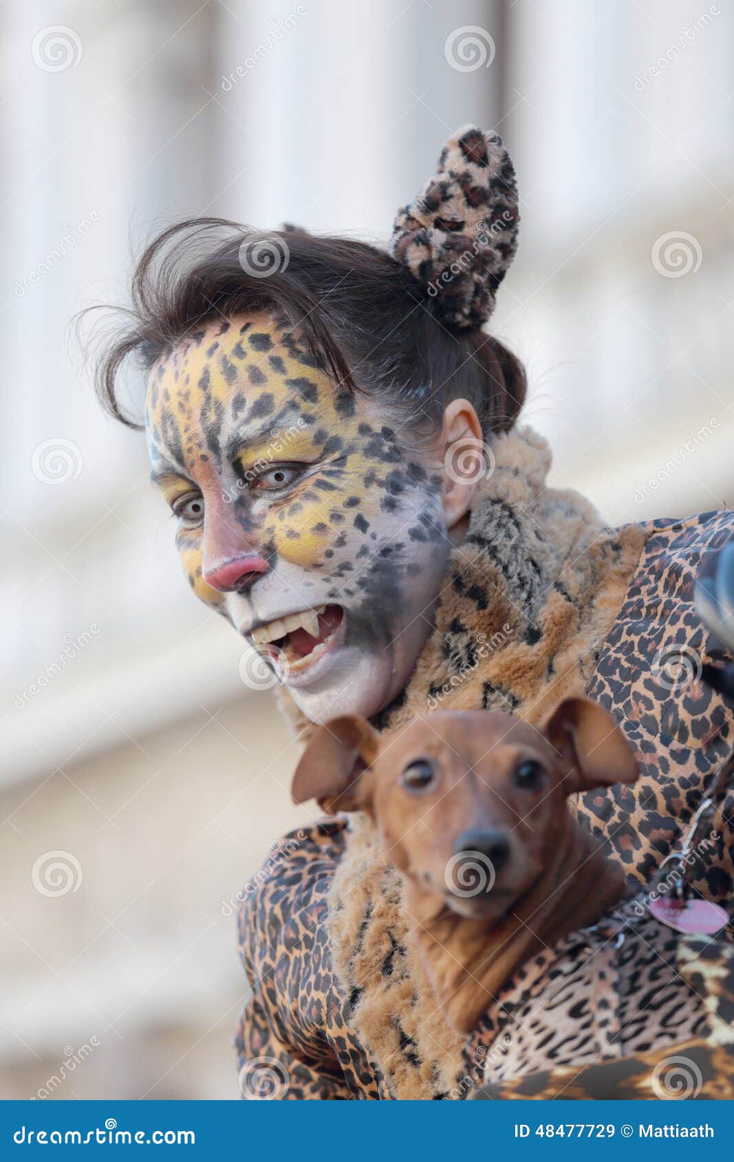 Mujer Disfrazada Como Leopardo Durante El Carnaval De Venecia Imagen de  archivo editorial - Imagen de perro, maquillaje: 48477729