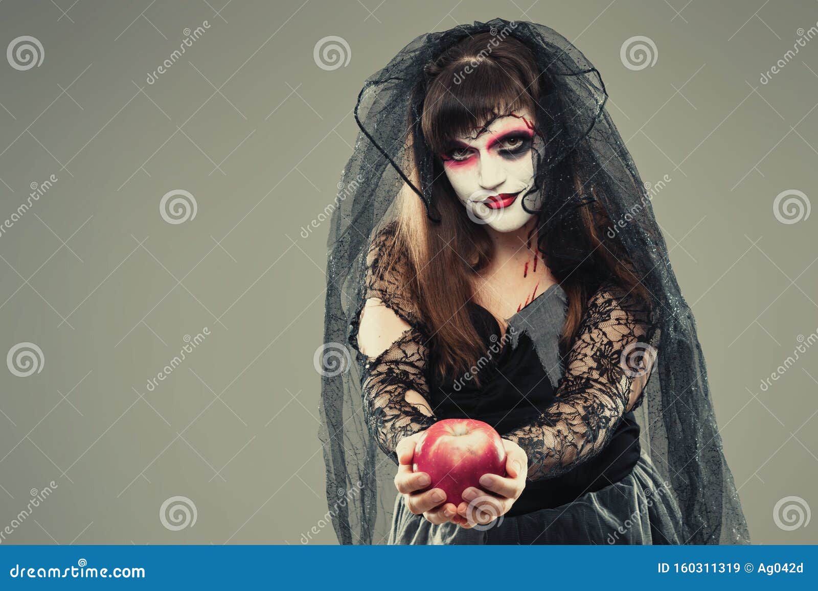 Célula somatica Coca Bombero Mujer Disfrazada De Bruja O Novia Muerta Sosteniendo Una Manzana En Las  Manos, Mujer Gótica Con Traje De Bruja En Gris Imagen de archivo - Imagen  de hembra, sombrero: 160311319