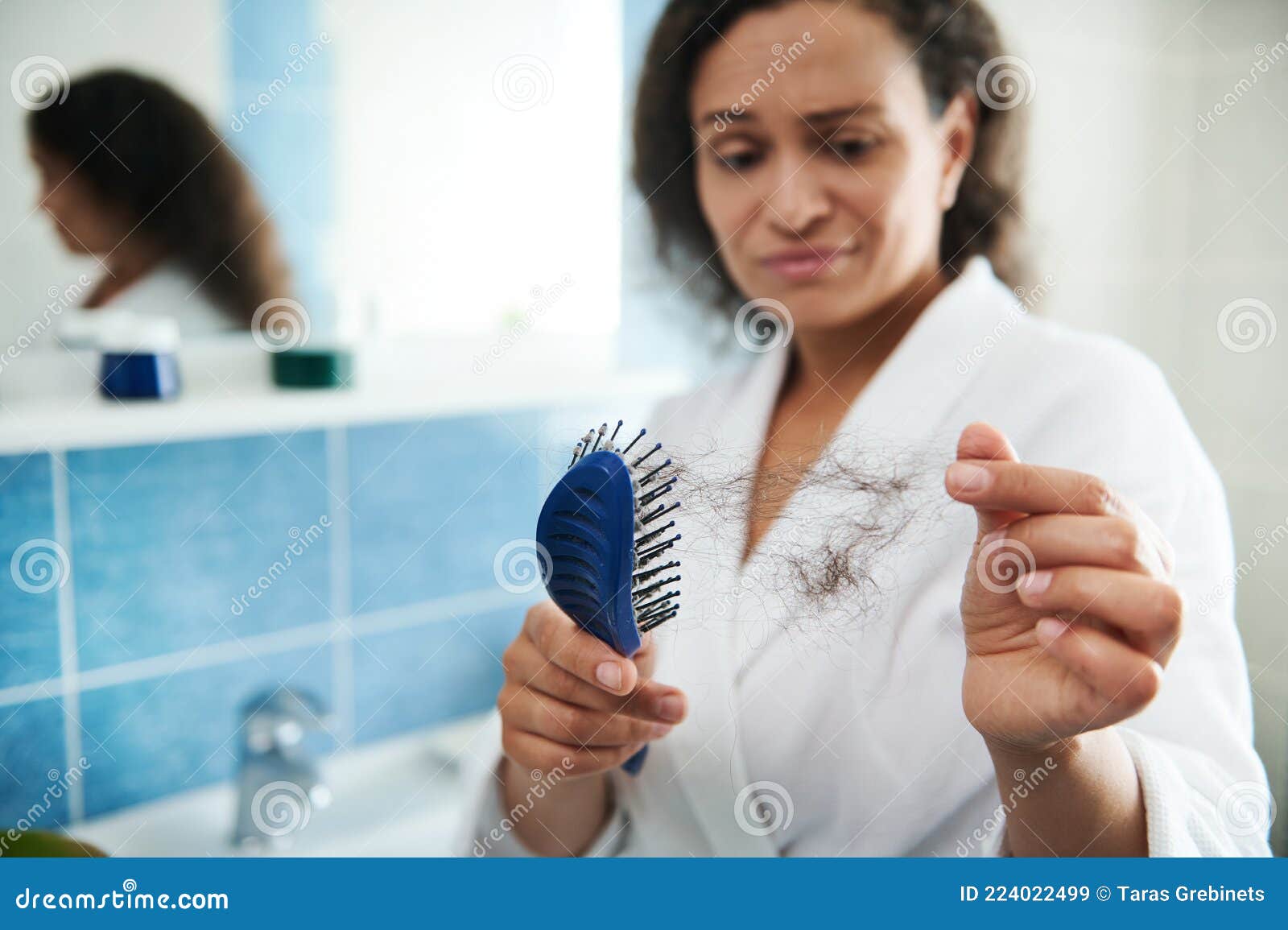 Mujer Disgustada En El Baño Mirando Su Pelo Cagándose Después De Peinar Con Peine Imagen De 