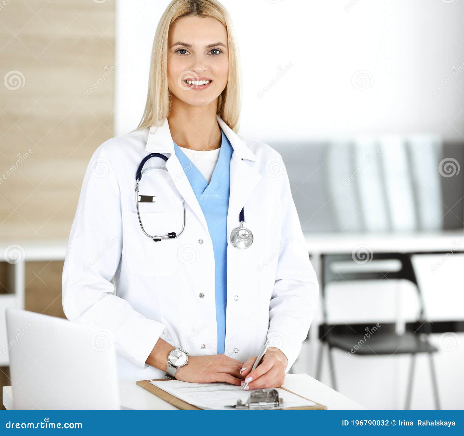 Mujer-doctora En El Trabajo En La Clínica Feliz De Su Profesión La