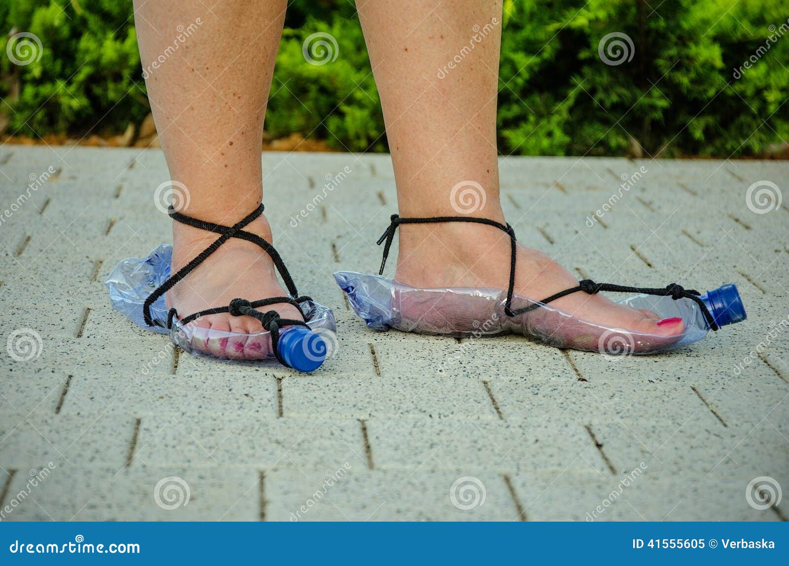 Que Lleva Las Sandalias Plásticas De La Botella Imagen de archivo - Imagen de pies, mujer: 41555605