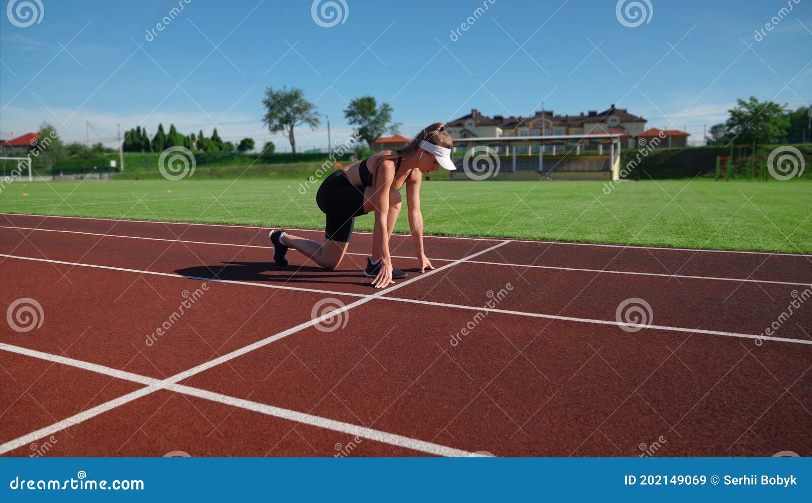 Mujer Ejerciendo Puesto De Velocista En El Estadio. Imagen de archivo -  Imagen de coloque, atleta: 202149069