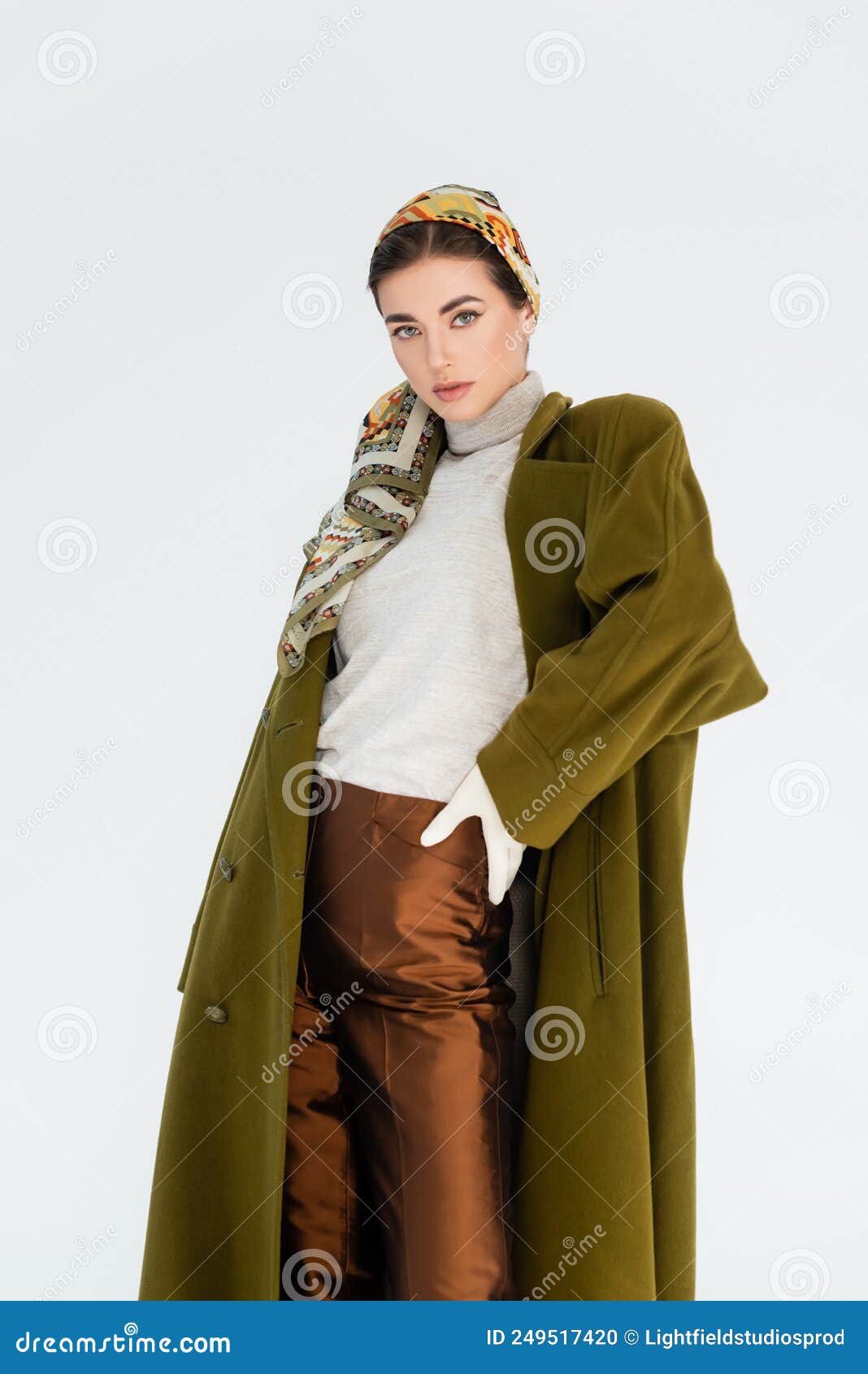 Mujer Elegante Con Abrigo Verde Y Foto de archivo Imagen de estilo, capa: 249517420