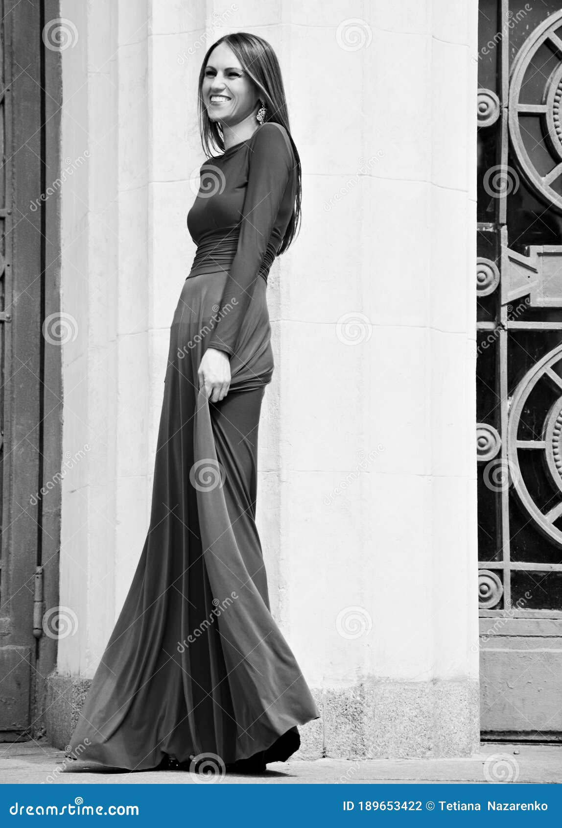 Mujer Elegante Con Un Traje Moderno Y Romántico, Moda Para Las Mujeres Foto  de archivo - Imagen de elegancia, persona: 189653422