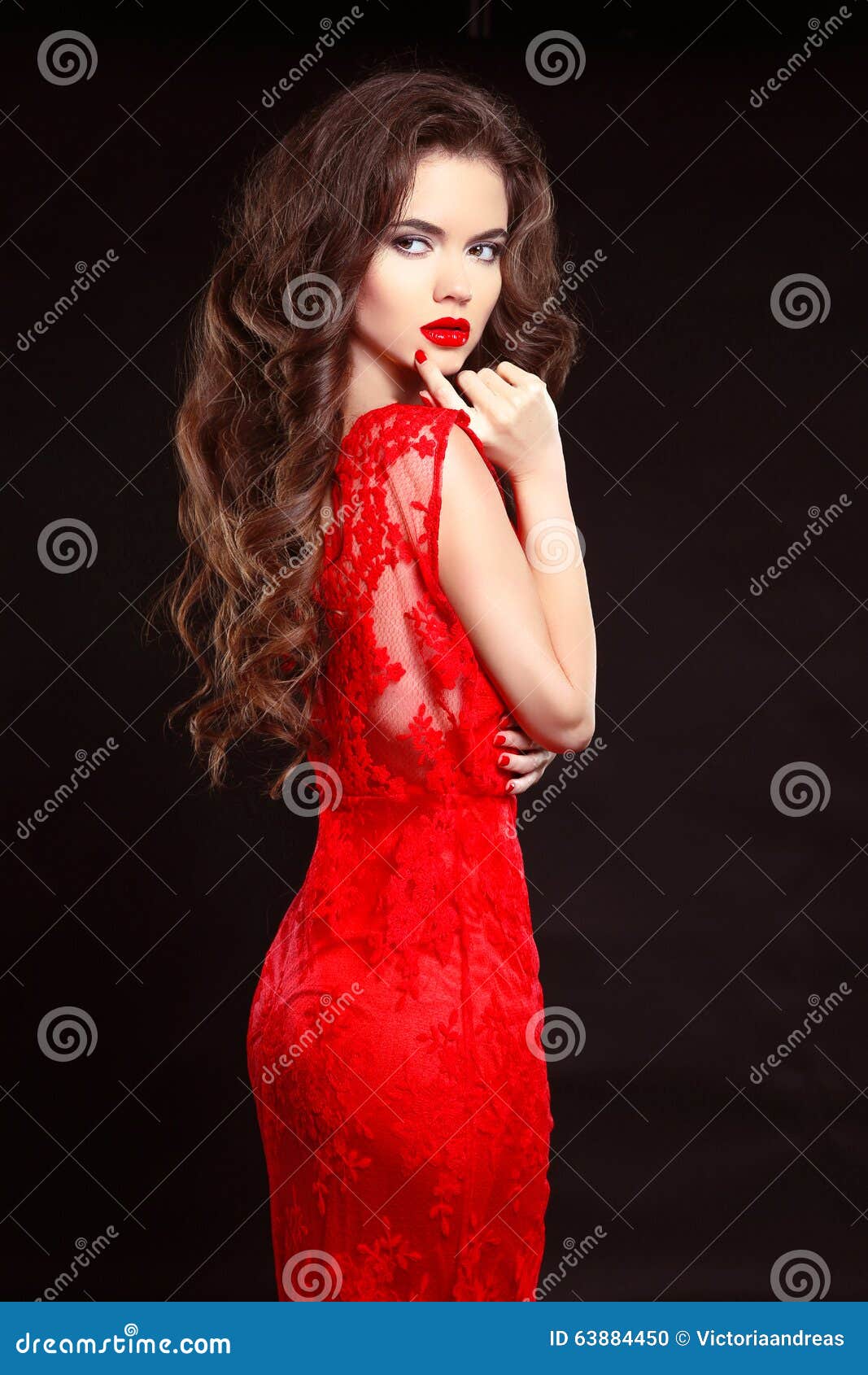 Mujer Elegante De La Moda De La Belleza En El Vestido Rojo Aislado En La Parte Posterior Del Negro de archivo - Imagen de muchacha, negro: 63884450