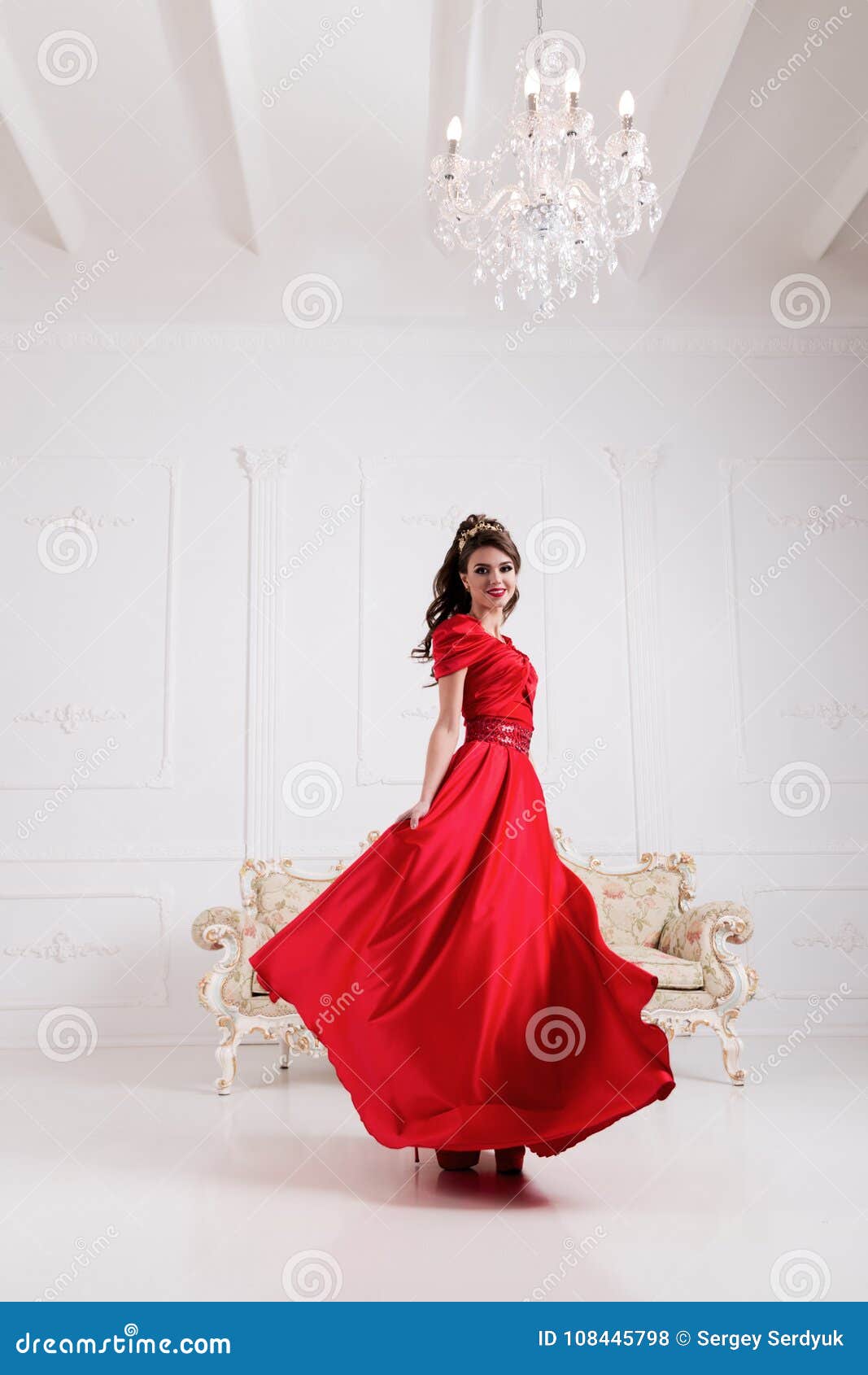Mujer Elegante En El Vestido Rojo Largo Que Se Coloca En El Sitio Blanco, Vestido La archivo - Imagen de muchacha: 108445798