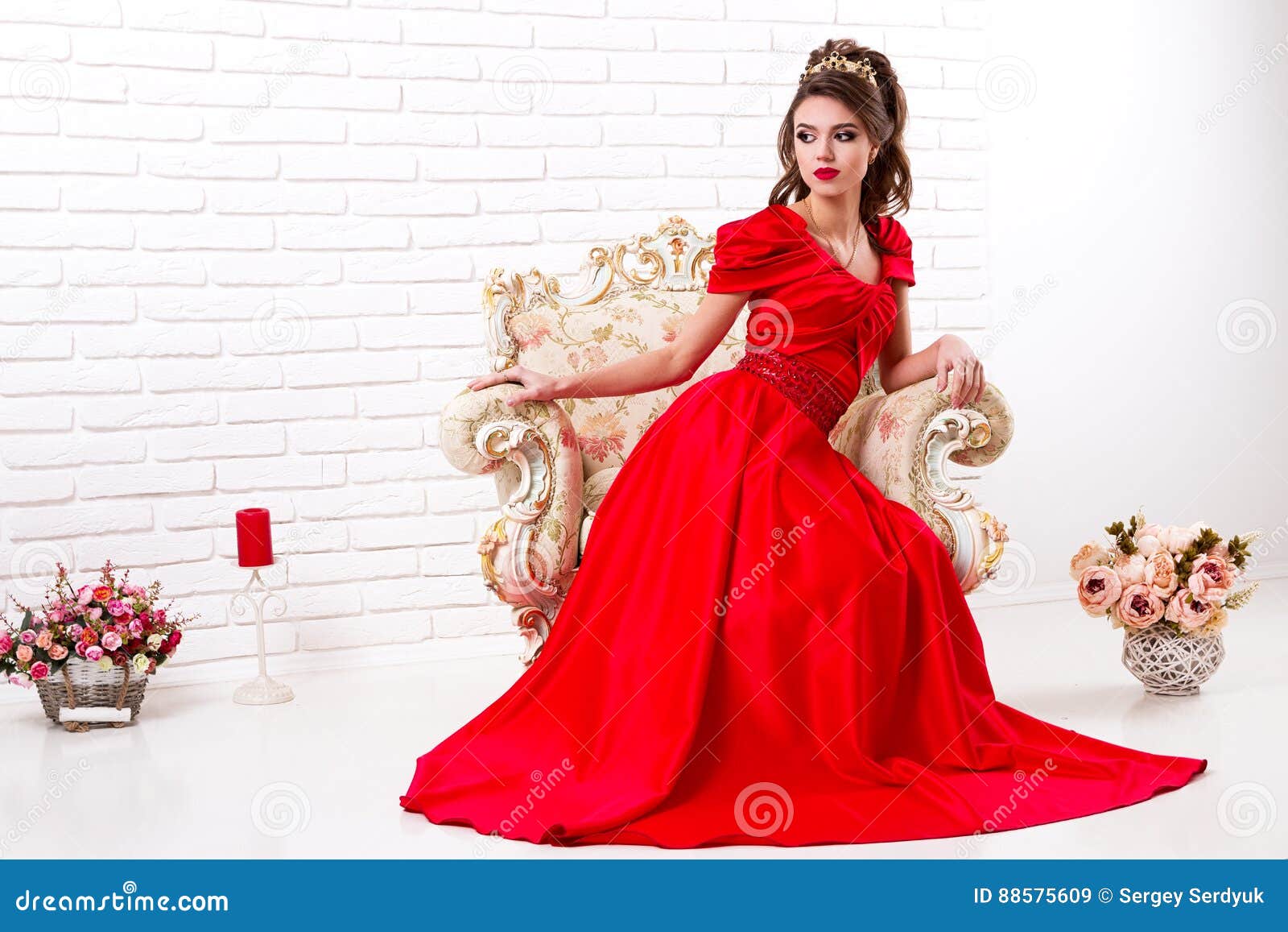 Elegante En Vestido Rojo Largo Que Asiste En Una Silla Del Vintage Imagen archivo - Imagen de viento, belleza: 88575609
