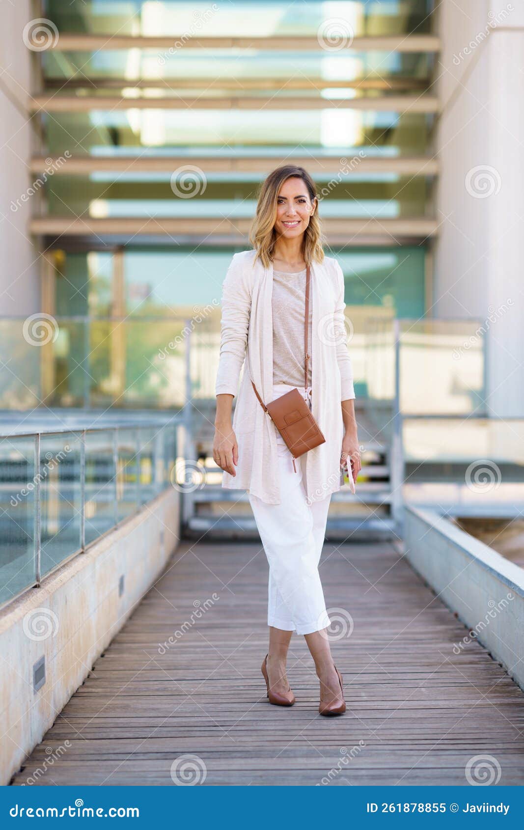 Mujer Elegante En Una Pasarela Frente a Un Edificio Moderno Imagen de  archivo - Imagen de vertical, weekend: 261878855