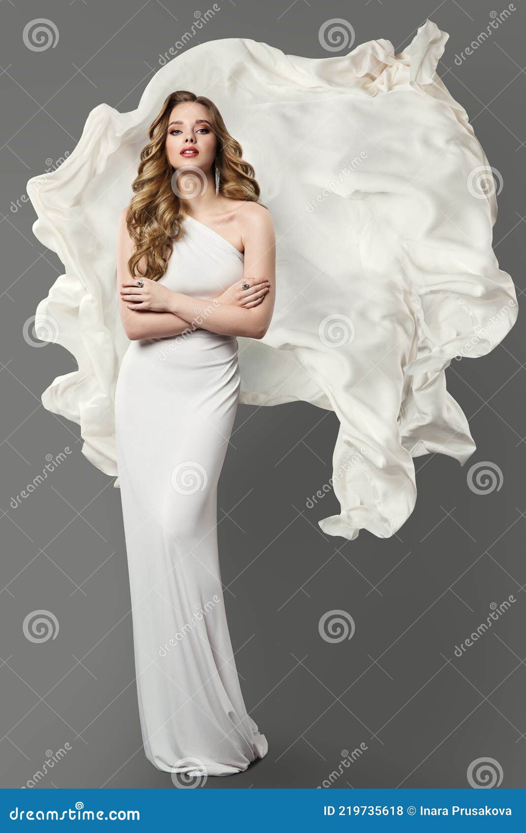 Mujer Elegante En Vestido Blanco. Modelo De Moda En Vestido De Novia. Chica De Belleza Con Tela De Seda Blanca Voladora Sobre Fond Foto de - Imagen de ajuste, atractivo: 219735618