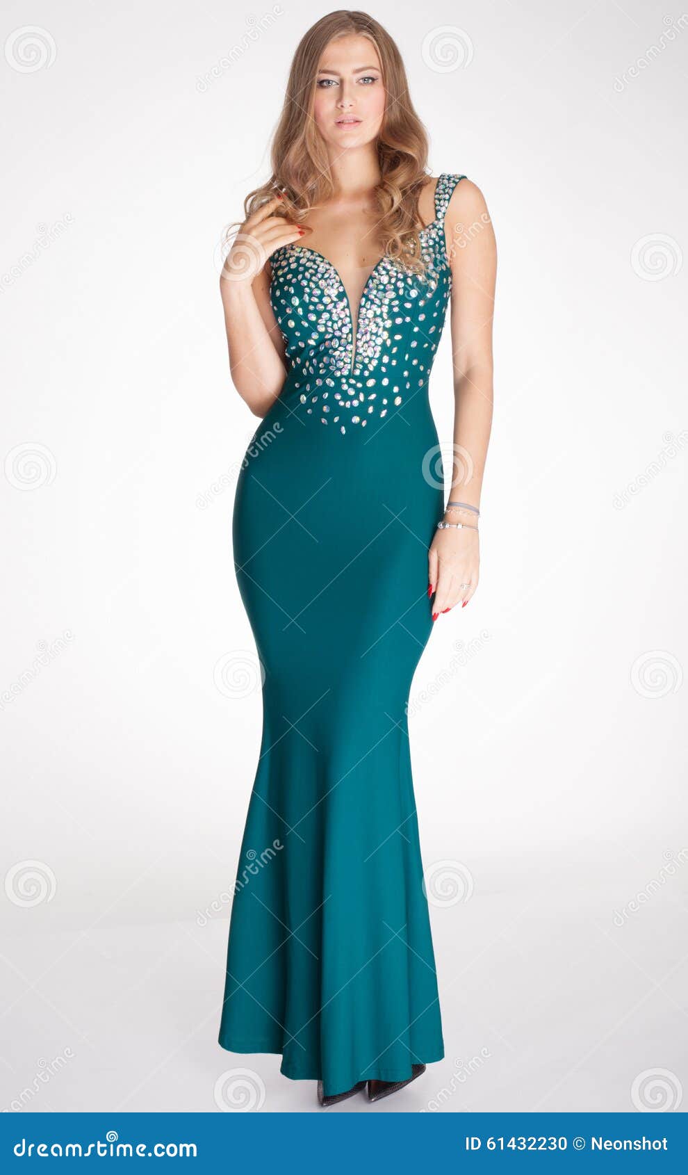 Mujer Elegante En Vestido De Noche Foto de archivo - Imagen de maquillaje, pelo: 61432230 Mujer Elegante En Vestido De Noche Foto de archivo - Imagen de maquillaje, pelo: 61432230