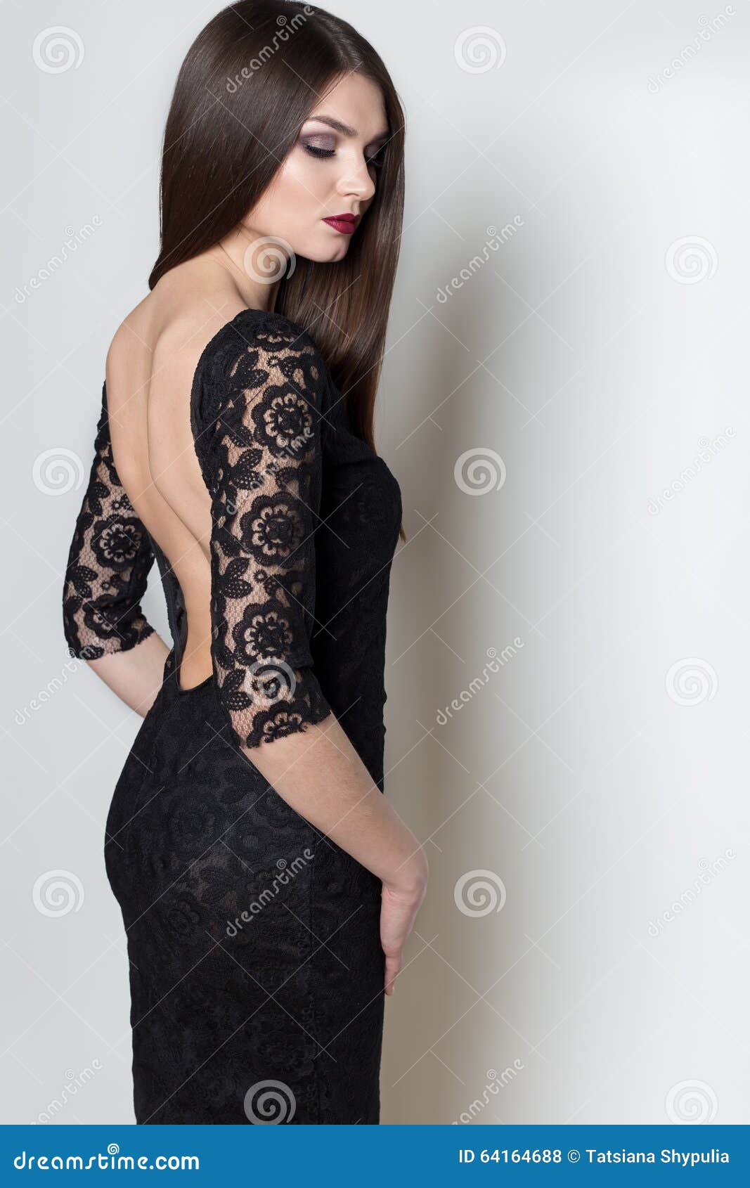 Mujer Elegante Hermosa Atractiva Con El Pelo Largo, Maquillaje Brillante De  La Tarde En Un Vestido De Noche Negro En El Estudio E Foto de archivo -  Imagen de lindo, agraciado: 64164688