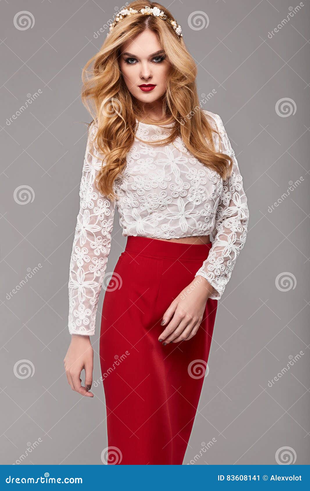 Elegante Hermosa En Vestido Rojo Y Blanco De Moda Imagen de archivo - Imagen de encanto, vistazo: 83608141