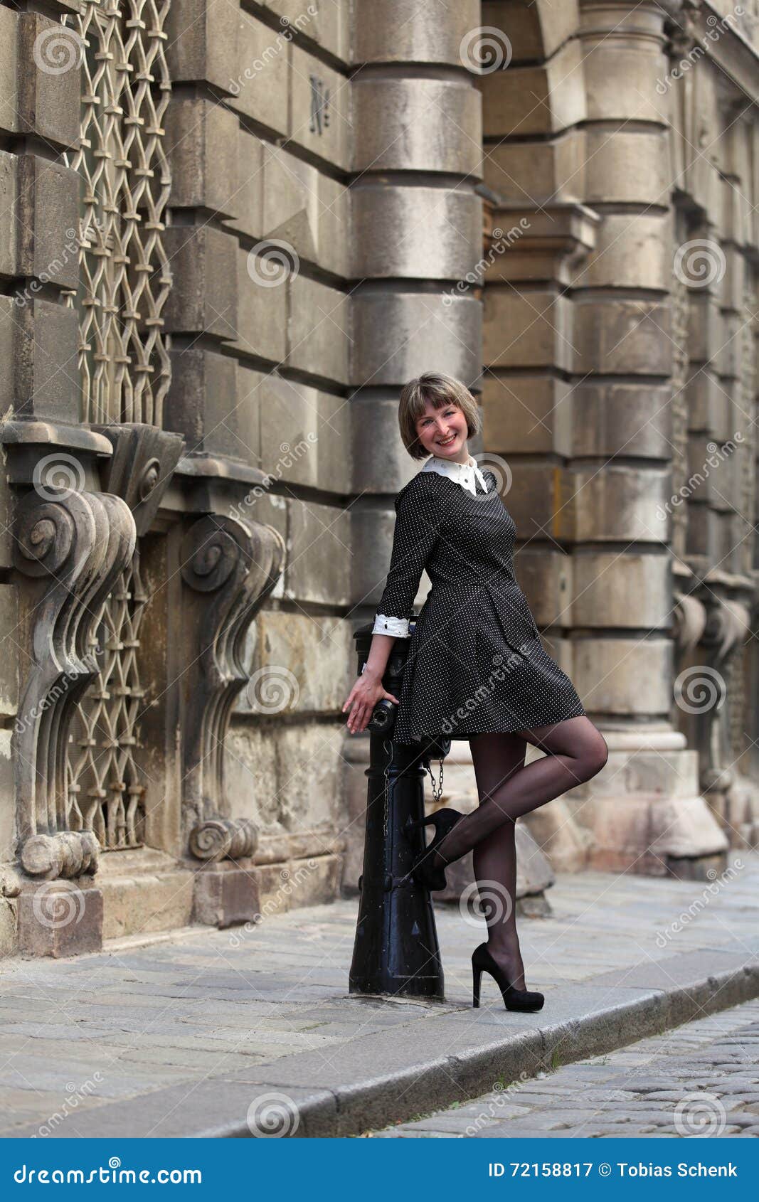 Mujer Elegante Que Lleva Un Negro Del Vintage Puntos Blancos Imagen de archivo - Imagen de hermoso, puntos: 72158817