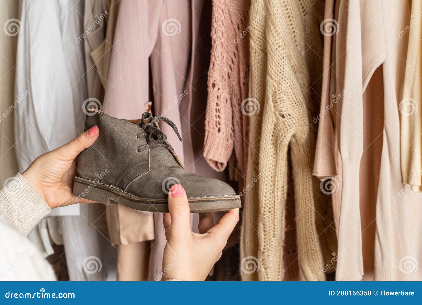 Mujer Eligiendo Botas Zapatos Y Ropa En Armario Casa. Concepto De Temporada. Foto de archivo - Imagen de arrancar, elegir: 208166358 Mujer Eligiendo Botas Zapatos Y Ropa En Armario Casa. Concepto De Temporada. Foto de archivo - Imagen de arrancar, elegir: 208166358