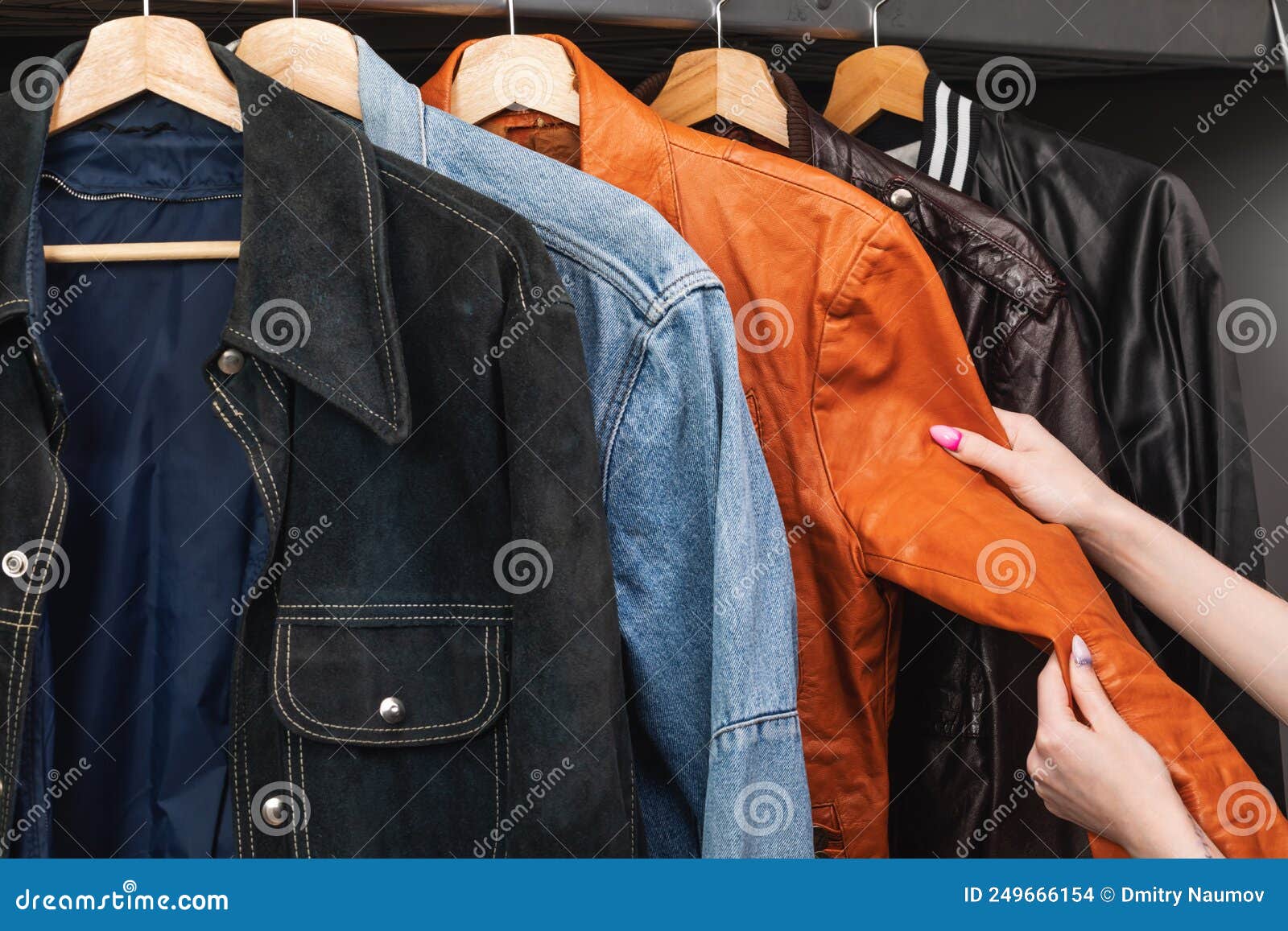 Mujer Eligiendo Una Chaqueta Vintage En Una De Artículos Usados Foto de archivo - Imagen de ropa, 249666154