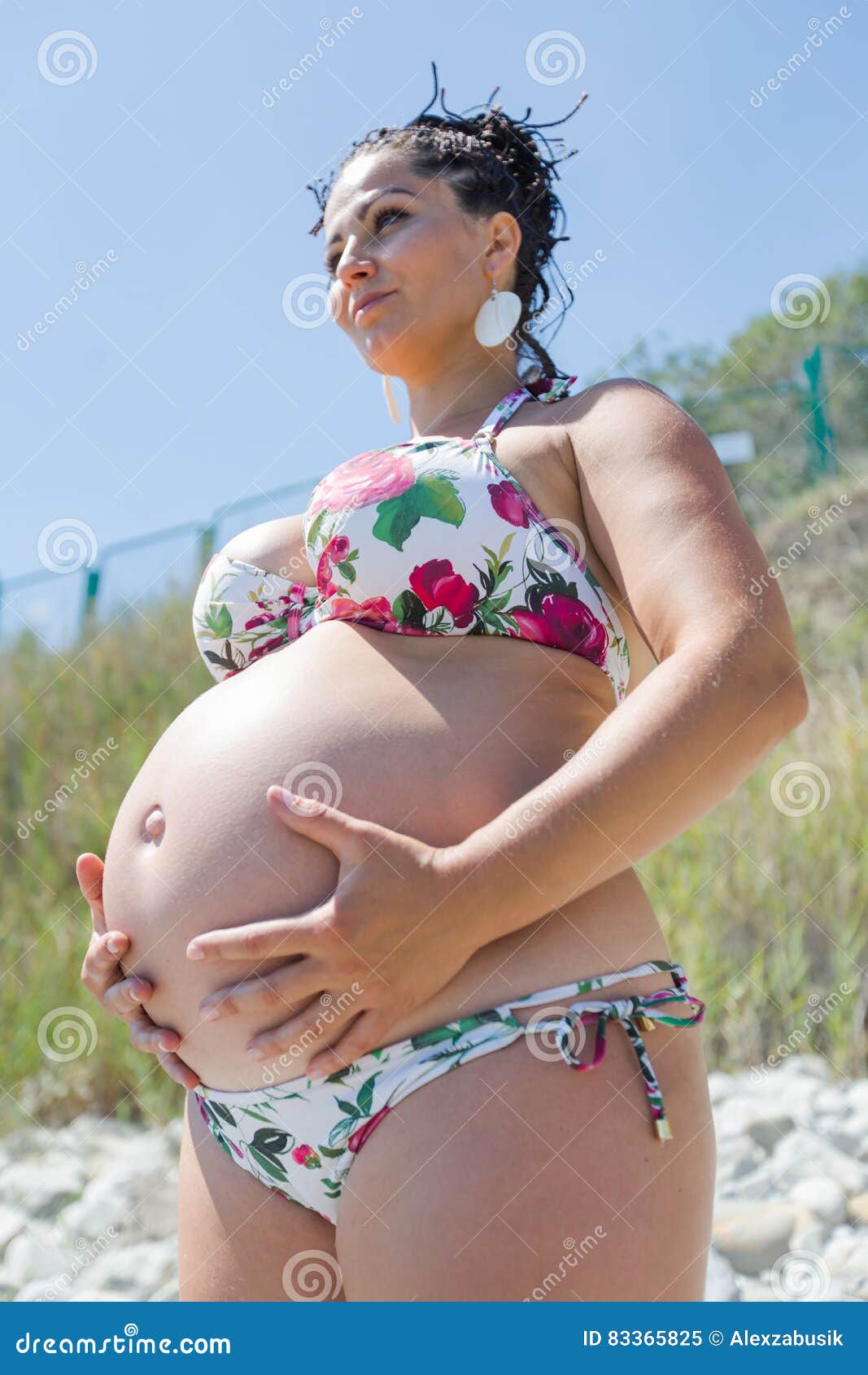 Embarazada Atractiva En El Traje De Baño Que En El Abierto Imagen de archivo - Imagen de abdomen: 83365825