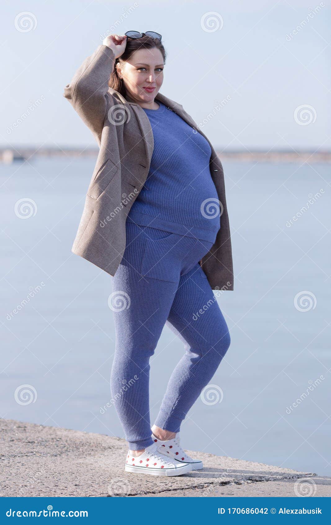 Mujer Embarazada Con Ropa Deportiva Y Saco De Tela El Mar Foto de archivo - Imagen de lifestyle, morena: 170686042