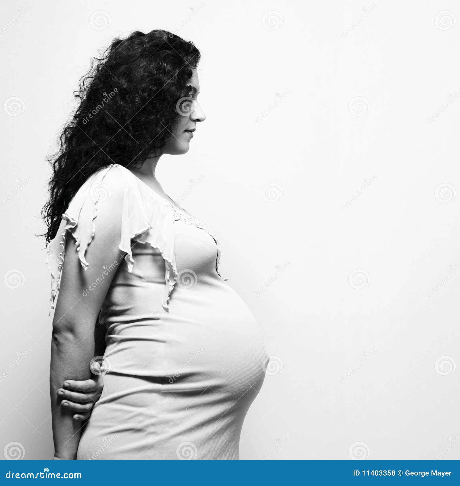 Mujer embarazada de los jóvenes. Retrato de la bella arte de la mujer embarazada joven. Foto del estudio.