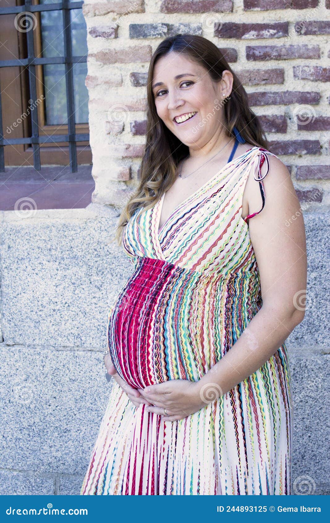 Mujer Embarazada De Siete Meses Al Aire Libre Con Vestido De Multicolores Imagen de archivo - Imagen lifestyle, sano: 244893125