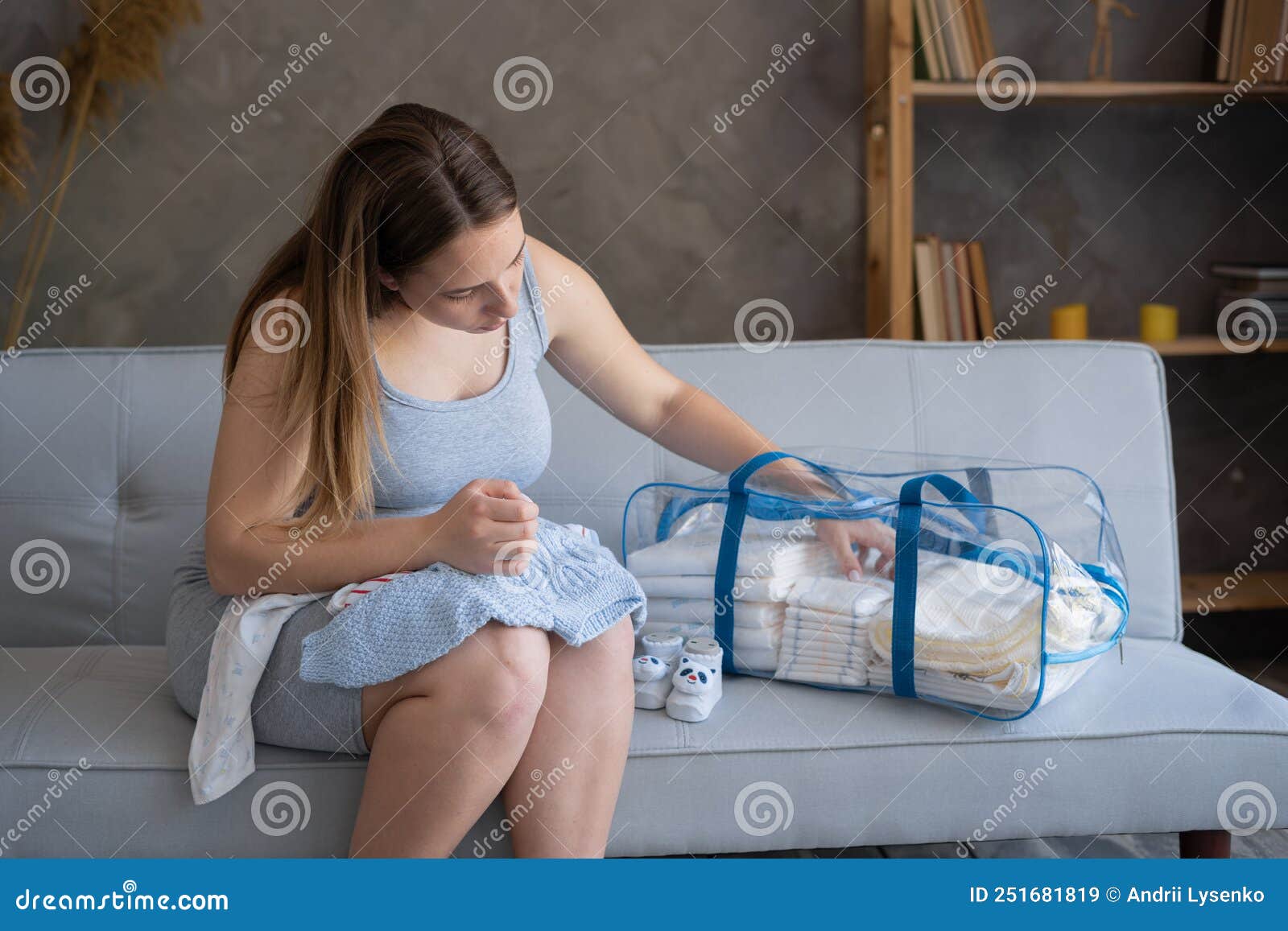 Mujer Embarazada Empacando Maleta Para Hospital De Maternidad En Casa  Imagen de archivo - Imagen de endechas, newborn: 251681819