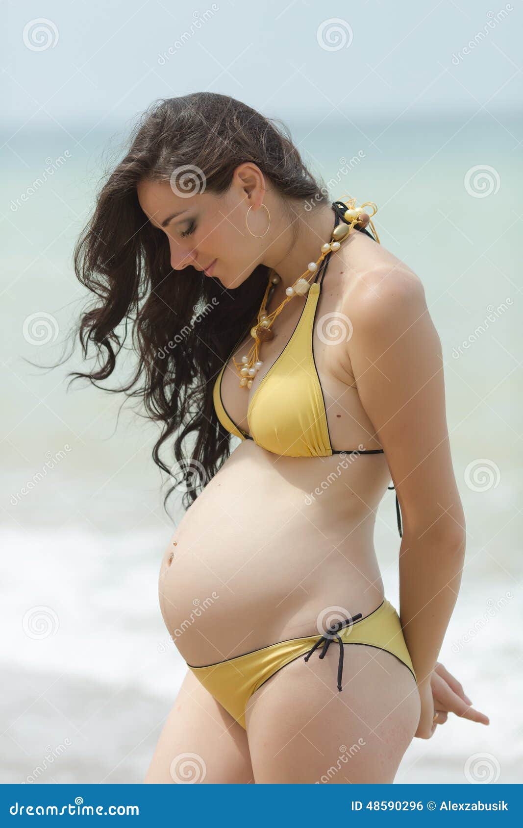 Mujer Embarazada En Bikini Amarillo En El Mar Foto de archivo - Imagen de  retroceder, embarazado: 48590296