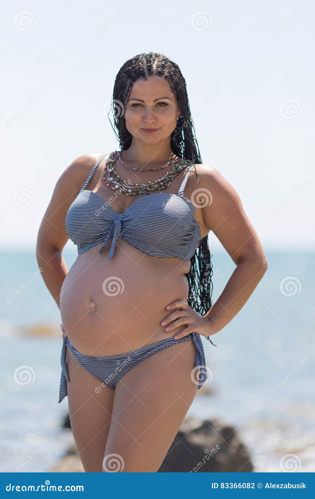 Mujer Embarazada En Bikini Rayado En El Mar Foto de archivo Imagen de